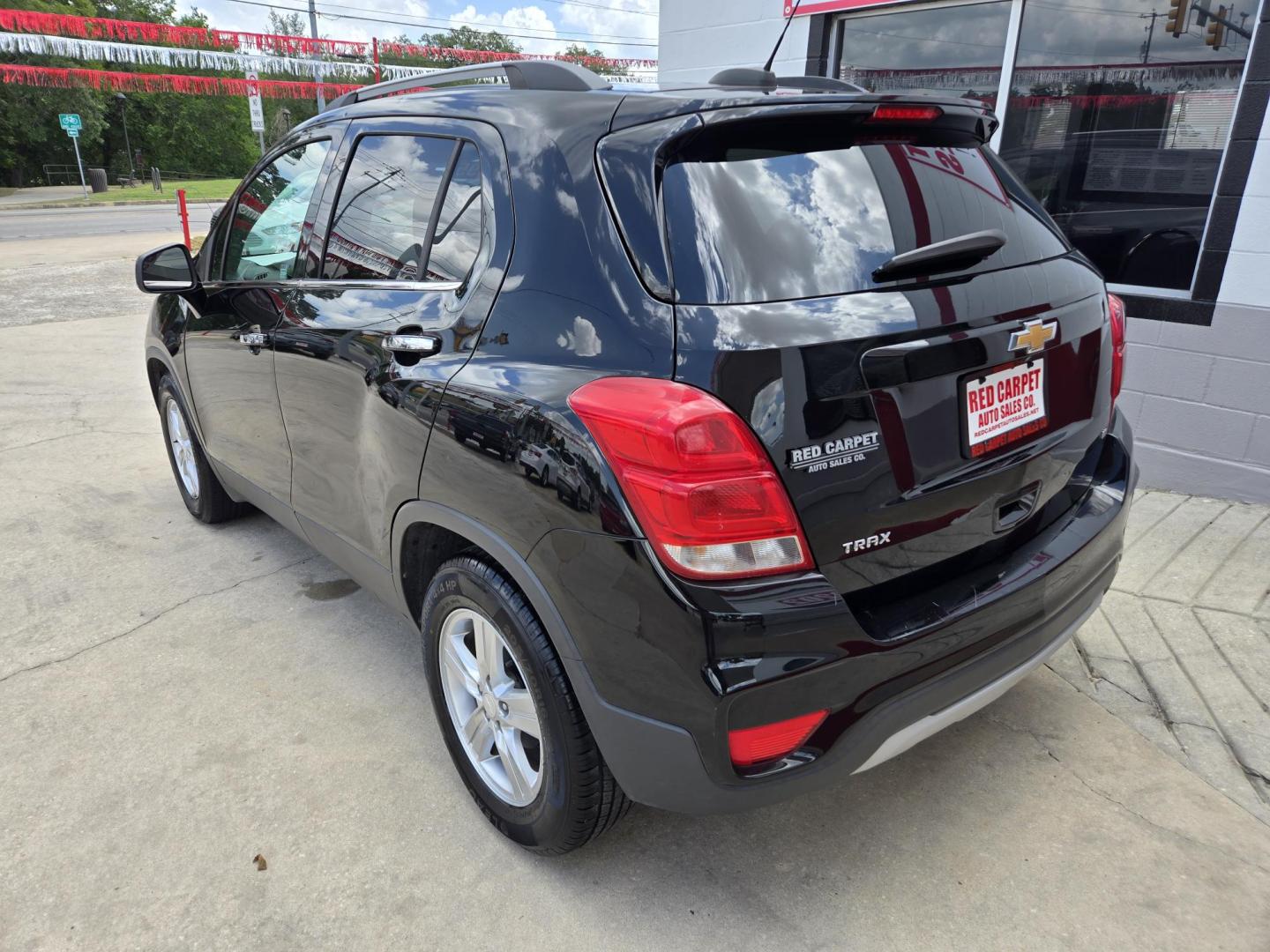 2019 Black /Gray Chevrolet Trax LT FWD (3GNCJLSB2KL) with an 1.4L L4 DOHC 16V engine, 6A transmission, located at 503 West Court, Seguin, TX, 78155, (830) 379-3373, 29.568621, -97.969803 - 2019 Chevrolet Trax LT FWD with a 1.4L L4 DOHC 16V, Automatic, Tilt, Cruise, AM/FM/AUX Touchscreen Stereo, Power Windows, Locks, Seat and Side Mirrors, Bluetooth, Automatic Headlights, Onstar Capability, Alloy Wheels, Backup Camera, Rear Wiper, Rear Defroster and more!! - Photo#3
