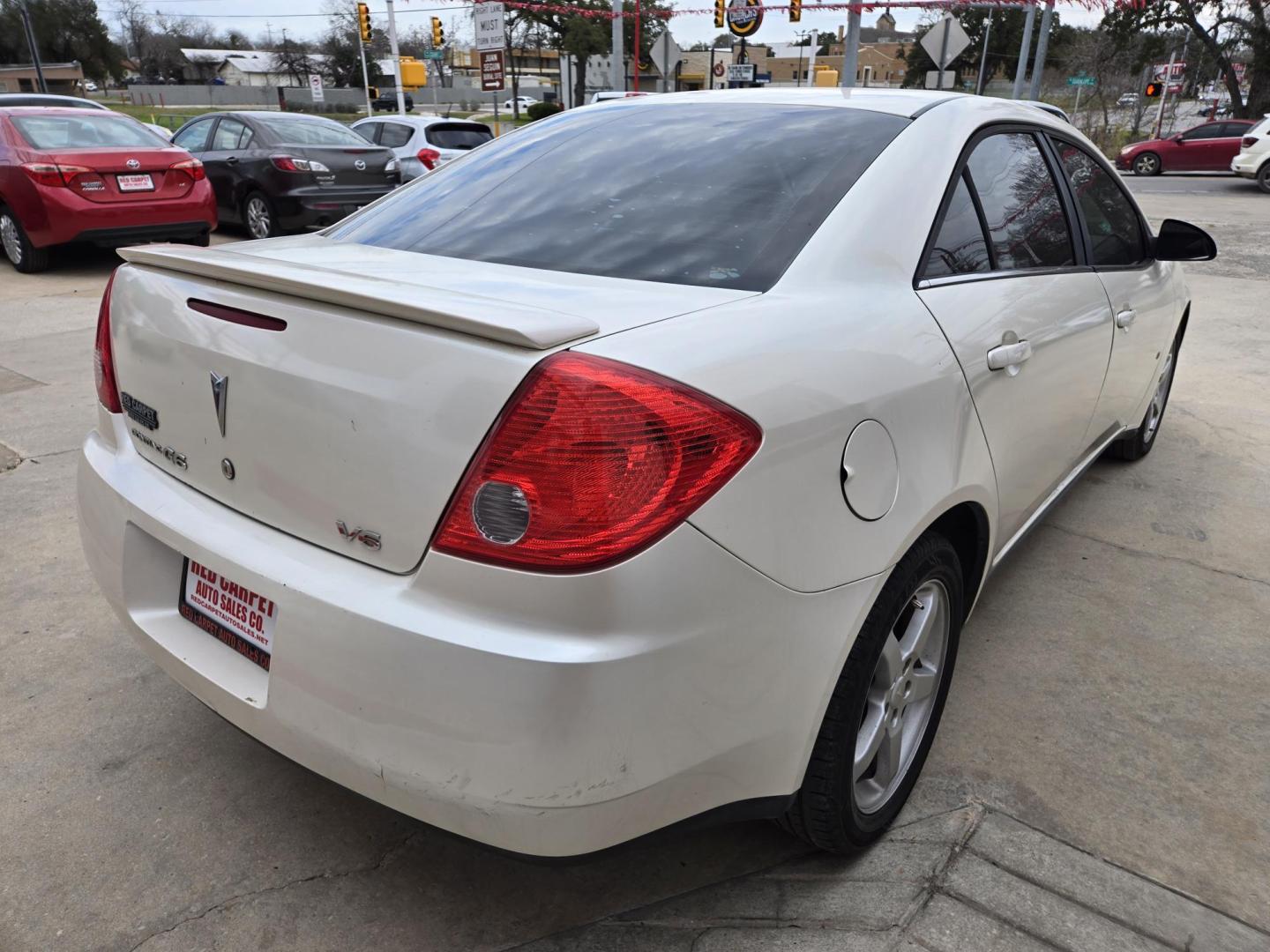 2009 WHITE /Black Pontiac G6 Sedan (1G2ZG57N794) with an 3.5L V6 OHV 12V engine, 4-Speed Automatic Overdrive transmission, located at 503 West Court, Seguin, TX, 78155, (830) 379-3373, 29.568621, -97.969803 - Photo#3