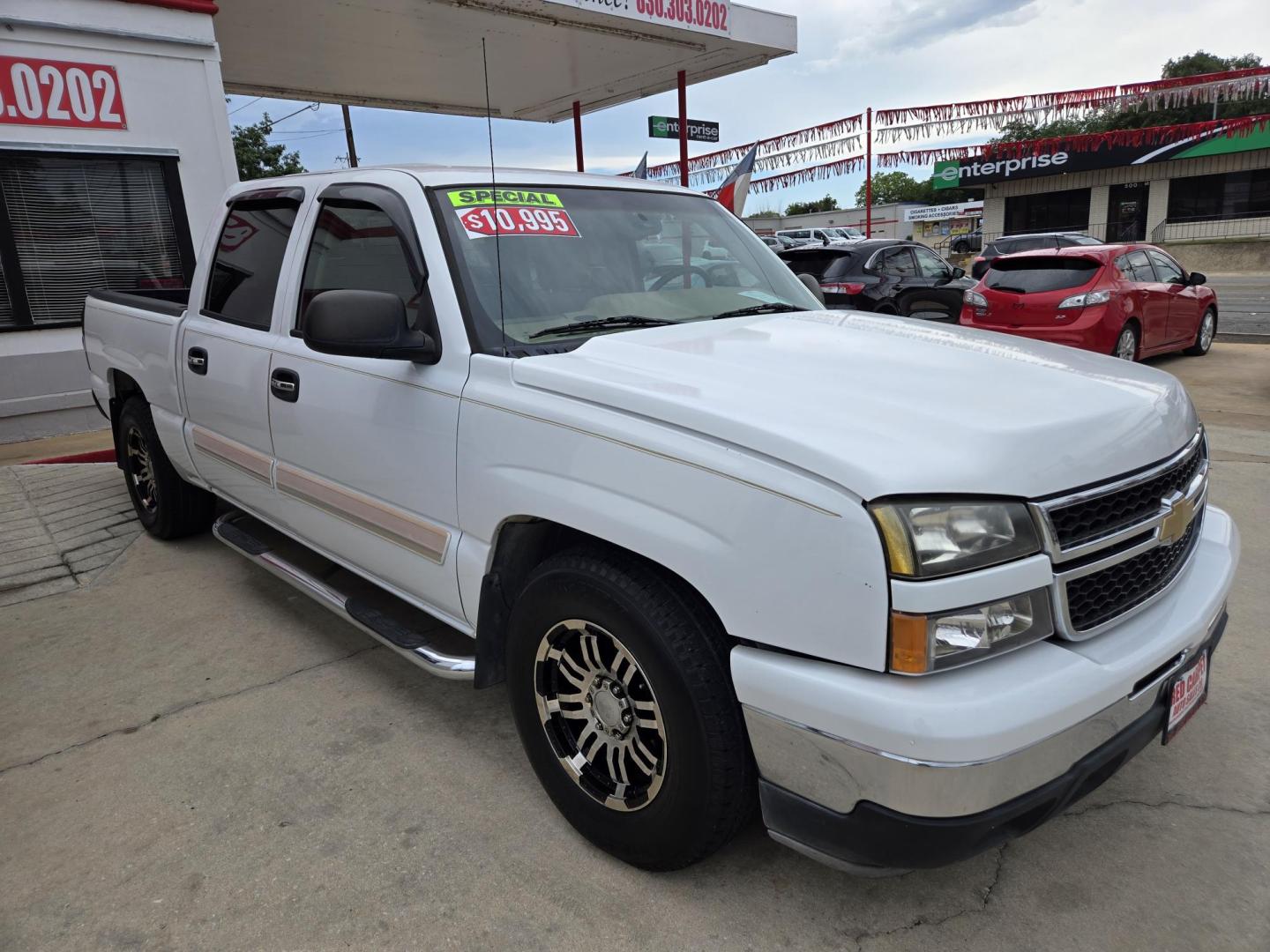 2006 WHITE /Beige Chevrolet Silverado 1500 LS2 Crew Cab 2WD (2GCEC13TX61) with an 5.3L V8 OHV 16V engine, 4-Speed Automatic Overdrive transmission, located at 503 West Court, Seguin, TX, 78155, (830) 379-3373, 29.568621, -97.969803 - Photo#1