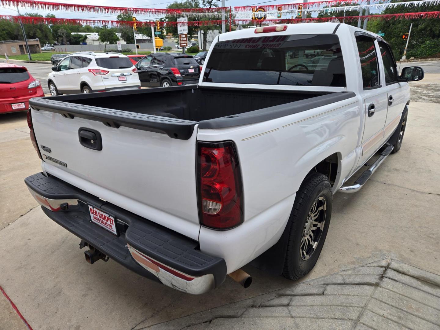 2006 WHITE /Beige Chevrolet Silverado 1500 LS2 Crew Cab 2WD (2GCEC13TX61) with an 5.3L V8 OHV 16V engine, 4-Speed Automatic Overdrive transmission, located at 503 West Court, Seguin, TX, 78155, (830) 379-3373, 29.568621, -97.969803 - Photo#2