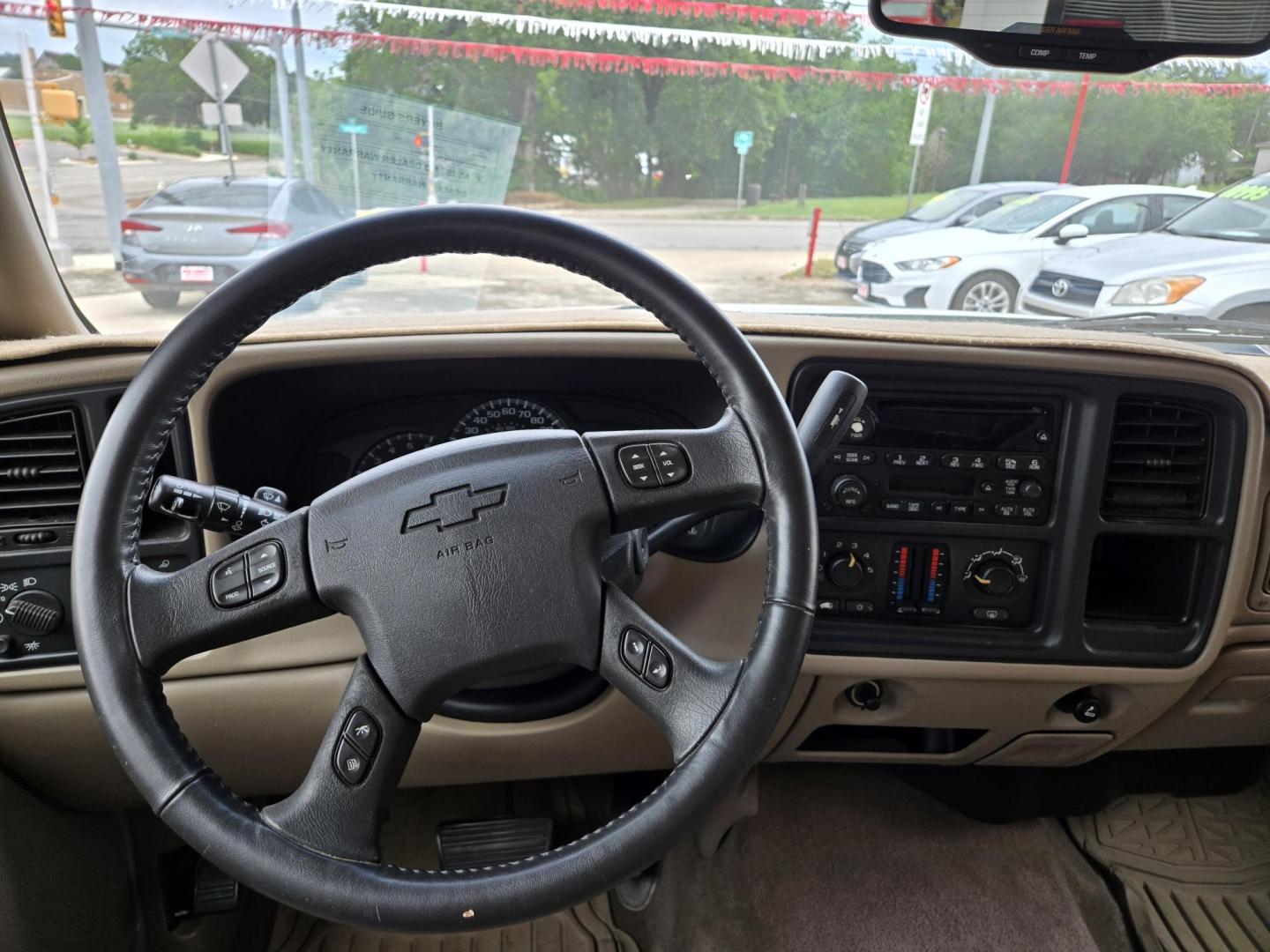 2006 WHITE /Beige Chevrolet Silverado 1500 LS2 Crew Cab 2WD (2GCEC13TX61) with an 5.3L V8 OHV 16V engine, 4-Speed Automatic Overdrive transmission, located at 503 West Court, Seguin, TX, 78155, (830) 379-3373, 29.568621, -97.969803 - Photo#5