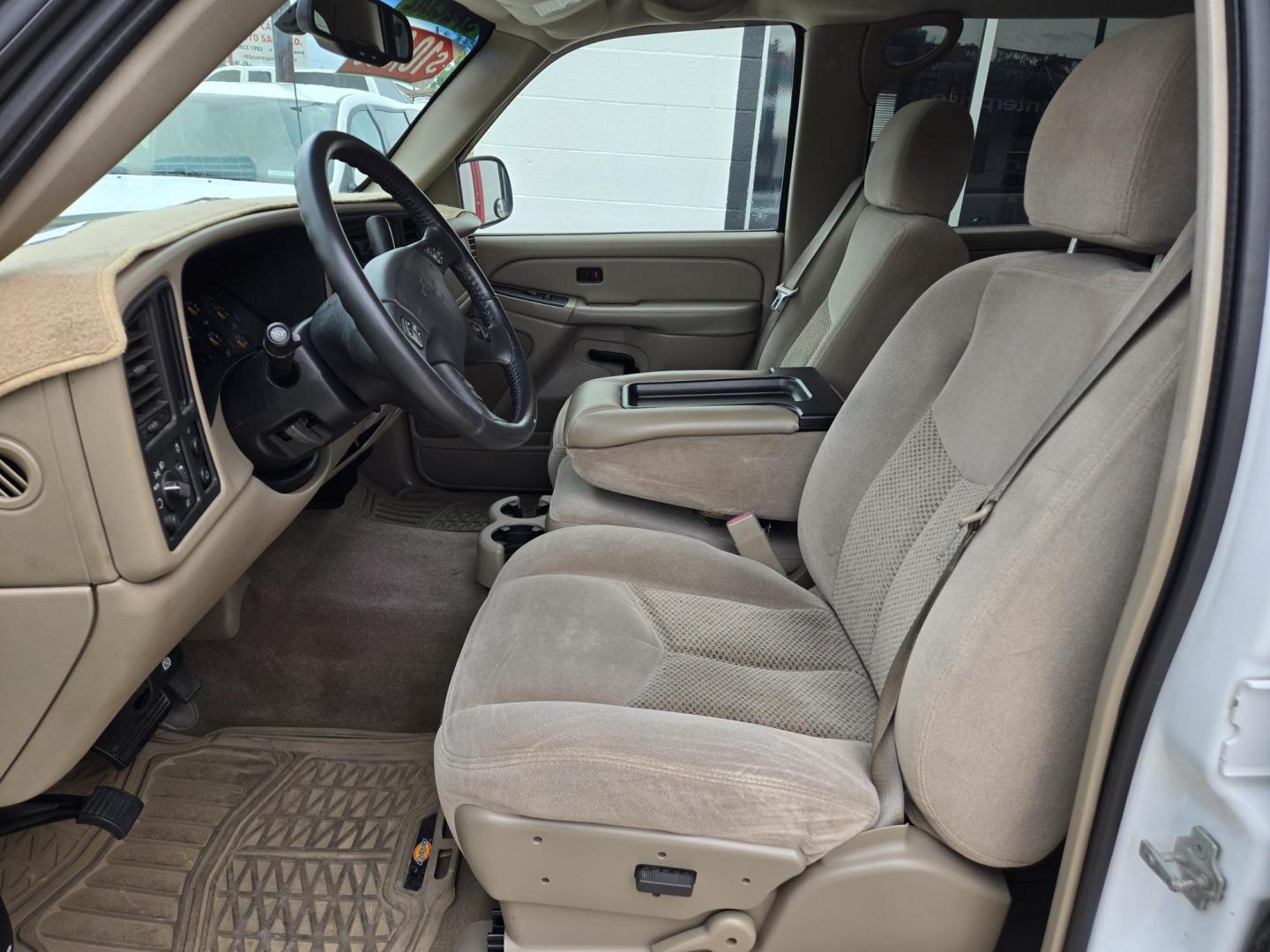 2006 WHITE /Beige Chevrolet Silverado 1500 LS2 Crew Cab 2WD (2GCEC13TX61) with an 5.3L V8 OHV 16V engine, 4-Speed Automatic Overdrive transmission, located at 503 West Court, Seguin, TX, 78155, (830) 379-3373, 29.568621, -97.969803 - Photo#4