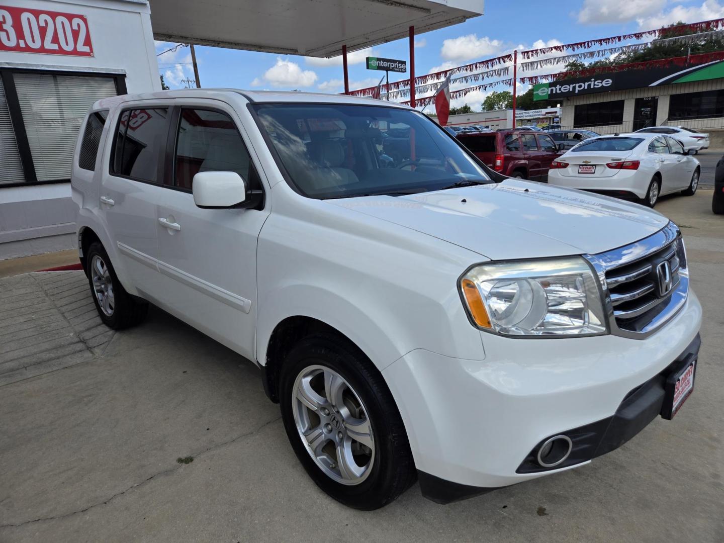 2015 WHITE /Beige Honda Pilot EX 2WD 5-Spd AT (5FNYF3H43FB) with an 3.5L V6 SOHC 24V engine, 5-Speed Automatic transmission, located at 503 West Court, Seguin, TX, 78155, (830) 379-3373, 29.568621, -97.969803 - 2015 Honda Pilot EX 2WD 5-Spd AT with a 3.5L V6 SOHC 24V, Automatic, Tilt, Cruise, AM/FM/CD/AUX Stereo, Power Windows, Locks, Seat and Side Mirrors, Dual Climate Control, Rear A/C, Third Row Seating, Backup Camera, Towing, Rear Wiper, Rear Defroster and more!! - Photo#1