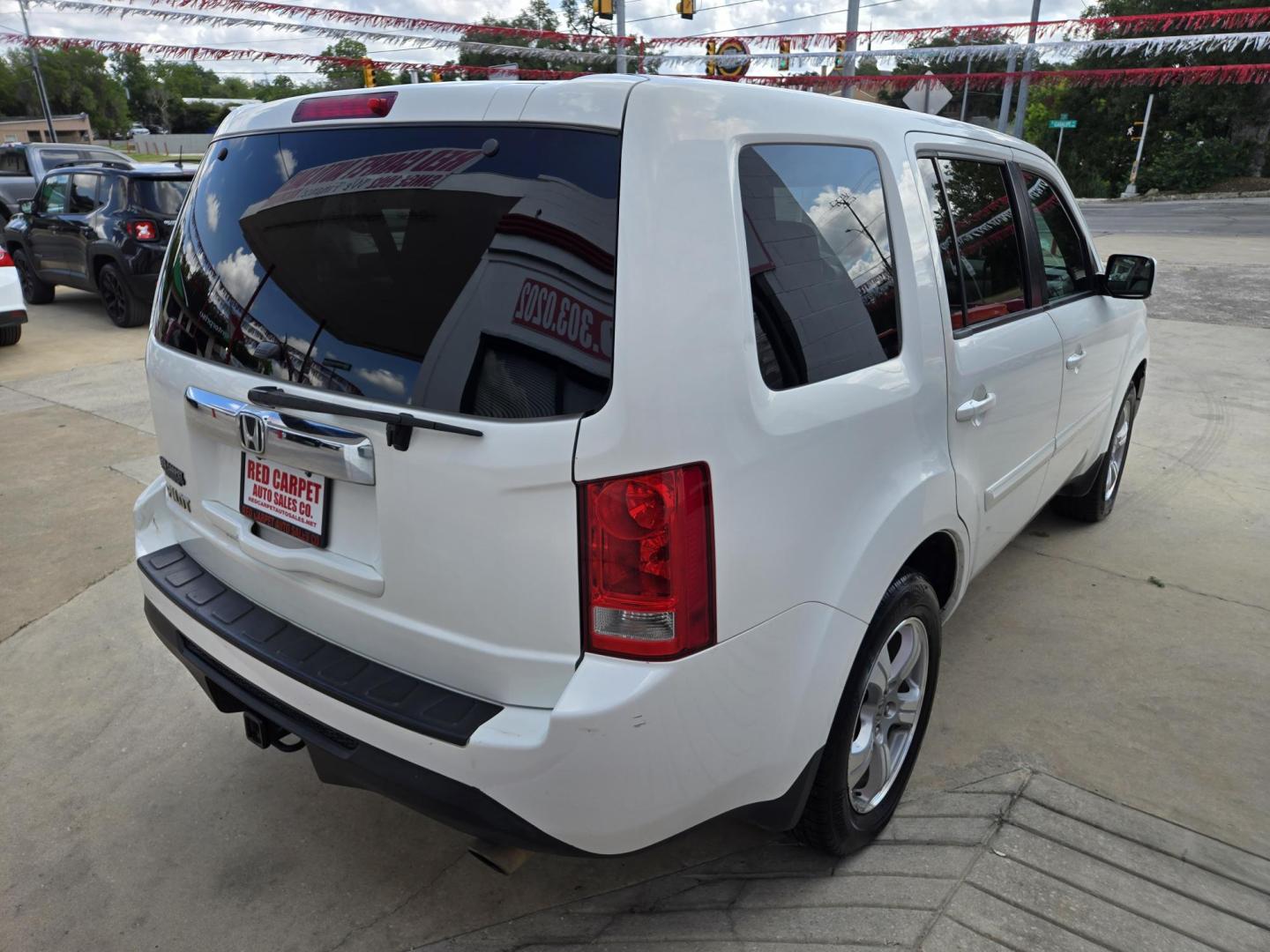 2015 WHITE /Beige Honda Pilot EX 2WD 5-Spd AT (5FNYF3H43FB) with an 3.5L V6 SOHC 24V engine, 5-Speed Automatic transmission, located at 503 West Court, Seguin, TX, 78155, (830) 379-3373, 29.568621, -97.969803 - 2015 Honda Pilot EX 2WD 5-Spd AT with a 3.5L V6 SOHC 24V, Automatic, Tilt, Cruise, AM/FM/CD/AUX Stereo, Power Windows, Locks, Seat and Side Mirrors, Dual Climate Control, Rear A/C, Third Row Seating, Backup Camera, Towing, Rear Wiper, Rear Defroster and more!! - Photo#2