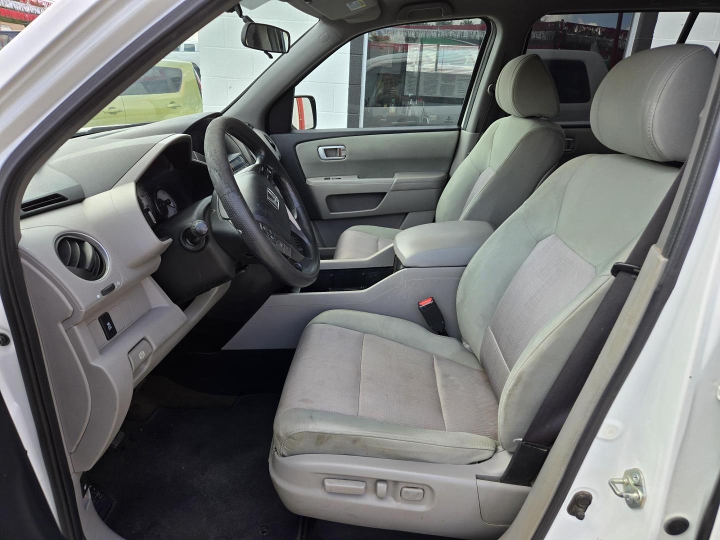 2015 WHITE /Beige Honda Pilot EX 2WD 5-Spd AT (5FNYF3H43FB) with an 3.5L V6 SOHC 24V engine, 5-Speed Automatic transmission, located at 503 West Court, Seguin, TX, 78155, (830) 379-3373, 29.568621, -97.969803 - 2015 Honda Pilot EX 2WD 5-Spd AT with a 3.5L V6 SOHC 24V, Automatic, Tilt, Cruise, AM/FM/CD/AUX Stereo, Power Windows, Locks, Seat and Side Mirrors, Dual Climate Control, Rear A/C, Third Row Seating, Backup Camera, Towing, Rear Wiper, Rear Defroster and more!! - Photo#4