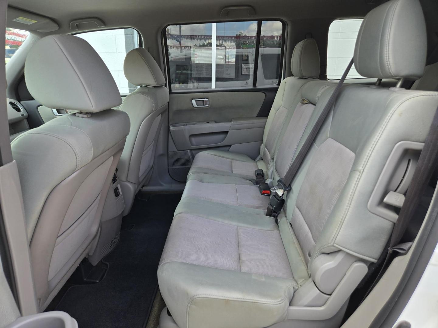 2015 WHITE /Beige Honda Pilot EX 2WD 5-Spd AT (5FNYF3H43FB) with an 3.5L V6 SOHC 24V engine, 5-Speed Automatic transmission, located at 503 West Court, Seguin, TX, 78155, (830) 379-3373, 29.568621, -97.969803 - 2015 Honda Pilot EX 2WD 5-Spd AT with a 3.5L V6 SOHC 24V, Automatic, Tilt, Cruise, AM/FM/CD/AUX Stereo, Power Windows, Locks, Seat and Side Mirrors, Dual Climate Control, Rear A/C, Third Row Seating, Backup Camera, Towing, Rear Wiper, Rear Defroster and more!! - Photo#6