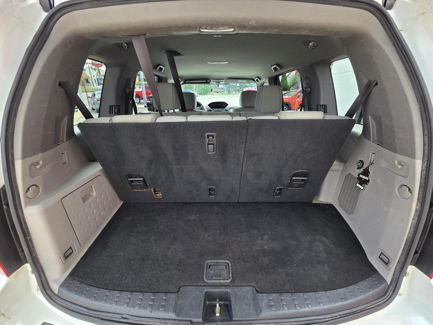 2015 WHITE /Beige Honda Pilot EX 2WD 5-Spd AT (5FNYF3H43FB) with an 3.5L V6 SOHC 24V engine, 5-Speed Automatic transmission, located at 503 West Court, Seguin, TX, 78155, (830) 379-3373, 29.568621, -97.969803 - 2015 Honda Pilot EX 2WD 5-Spd AT with a 3.5L V6 SOHC 24V, Automatic, Tilt, Cruise, AM/FM/CD/AUX Stereo, Power Windows, Locks, Seat and Side Mirrors, Dual Climate Control, Rear A/C, Third Row Seating, Backup Camera, Towing, Rear Wiper, Rear Defroster and more!! - Photo#8