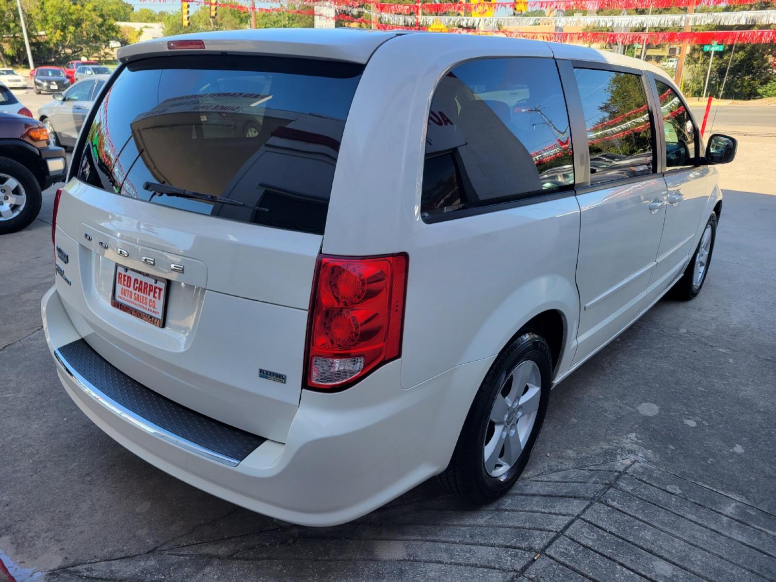 2013 WHITE /Gray Dodge Grand Caravan SE (2C4RDGBG2DR) with an 3.6L V6 DOHC 24V engine, 6-Speed Automatic transmission, located at 503 West Court, Seguin, TX, 78155, (830) 379-3373, 29.568621, -97.969803 - Photo #2