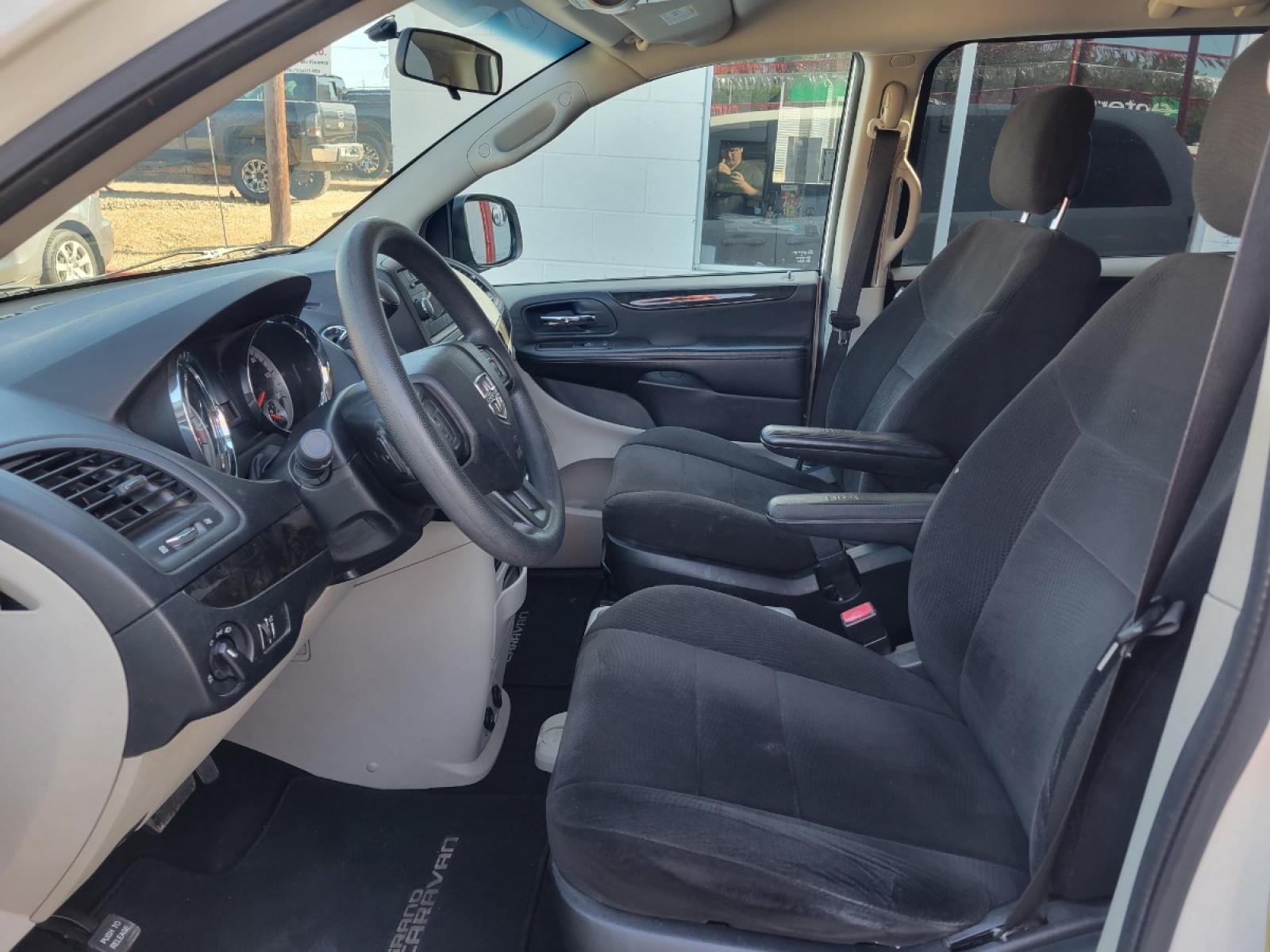 2013 WHITE /Gray Dodge Grand Caravan SE (2C4RDGBG2DR) with an 3.6L V6 DOHC 24V engine, 6-Speed Automatic transmission, located at 503 West Court, Seguin, TX, 78155, (830) 379-3373, 29.568621, -97.969803 - Photo #4