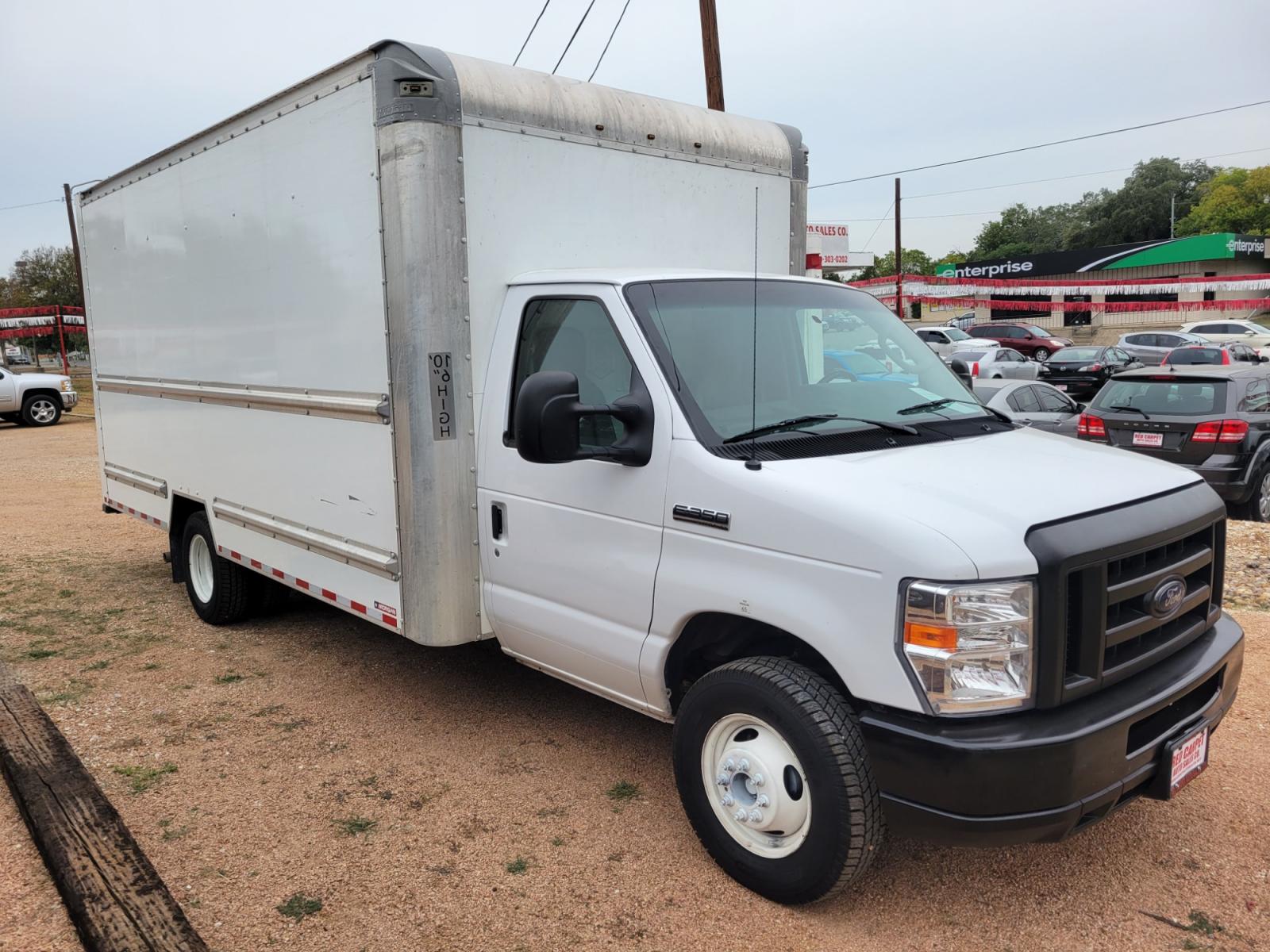 2018 WHITE Ford Econoline E-350 Super Duty (1FDWE3FSXJD) with an 6.8L V10 SOHC 20V engine, Automatic transmission, located at 503 West Court, Seguin, TX, 78155, (830) 379-3373, 29.568621, -97.969803 - Photo #1