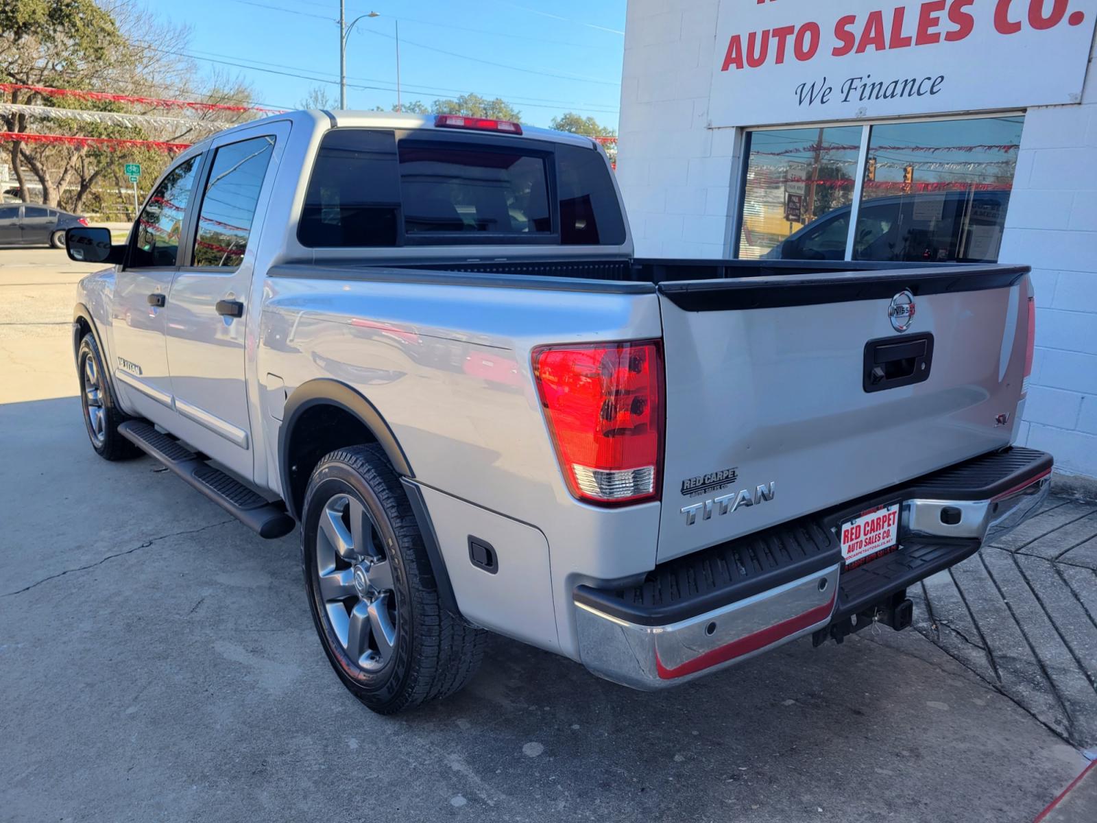 2015 SILVER /Gray Nissan Titan SL Crew Cab 2WD (1N6AA0ED2FN) with an 5.6L V8 DOHC 32V engine, 5-Speed Automatic transmission, located at 503 West Court, Seguin, TX, 78155, (830) 379-3373, 29.568621, -97.969803 - 2015 Nissan Titan SL Crew Cab 2WD with a 5.6L V8 DOHC, Automatic, Tilt, Cruise, AM/FM/CD/AUX Touchscreen Stereo, Power Windows, Locks, Seat and Side Mirrors, Bluetooth, Running Boards, Backup Camera, Alloy Wheels, Tinted Windows, Towing and more!! - Photo #3