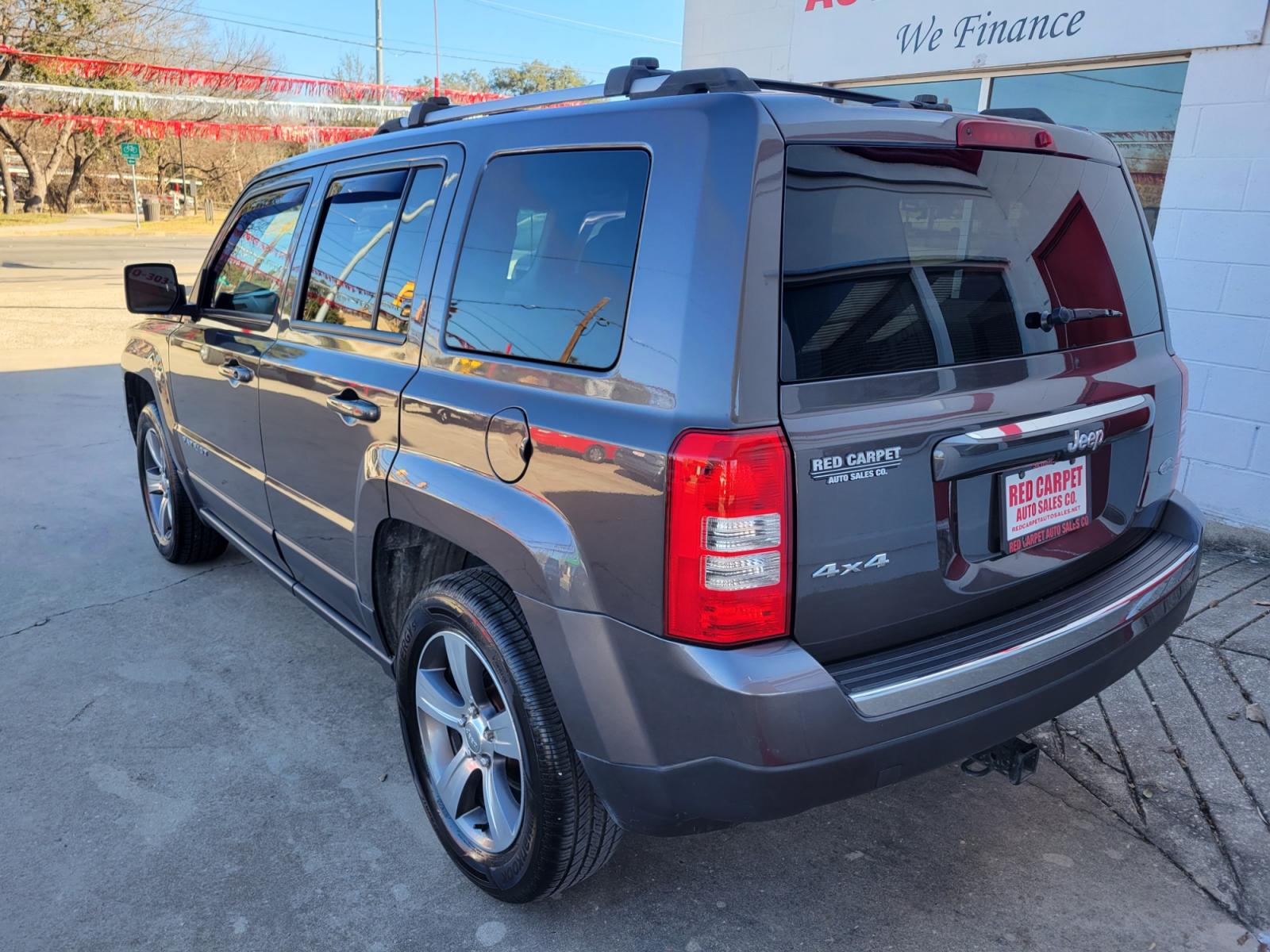 2016 Gray /Black Jeep Patriot Latitude 4WD (1C4NJRFB4GD) with an 2.4L L4 DOHC 16V engine, Automatic transmission, located at 503 West Court, Seguin, TX, 78155, (830) 379-3373, 29.568621, -97.969803 - Photo #3