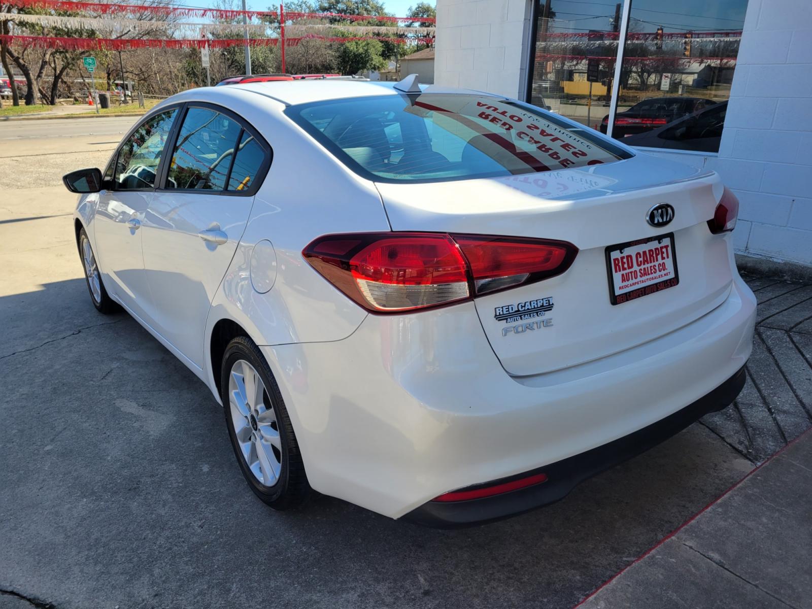 2017 WHITE /Black Kia Forte LX 6A (3KPFL4A74HE) with an 2.0L L4 DOHC 16V engine, 6A transmission, located at 503 West Court, Seguin, TX, 78155, (830) 379-3373, 29.568621, -97.969803 - Photo #3