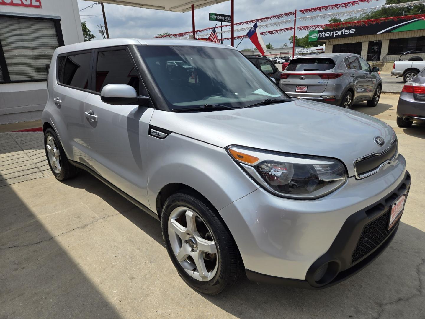 2015 SILVER /Gray Kia Soul Base (KNDJN2A28F7) with an 1.6L L4 DOHC 16V engine, Automatic transmission, located at 503 West Court, Seguin, TX, 78155, (830) 379-3373, 29.568621, -97.969803 - 2015 Kia Soul Base with a 1.6L L4 DOHC 16V, Automatic, Tilt, Cruise, AM/FM/AUX Stereo, Power Windows, Locks and Side Mirrors, Bluetooth, Tinted Windows, Alloy Wheels, Rear Wiper, Rear Defroster and more!! - Photo#1