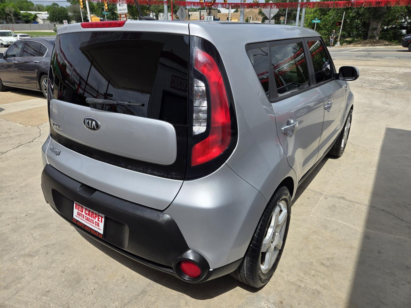 2015 SILVER /Gray Kia Soul Base (KNDJN2A28F7) with an 1.6L L4 DOHC 16V engine, Automatic transmission, located at 503 West Court, Seguin, TX, 78155, (830) 379-3373, 29.568621, -97.969803 - 2015 Kia Soul Base with a 1.6L L4 DOHC 16V, Automatic, Tilt, Cruise, AM/FM/AUX Stereo, Power Windows, Locks and Side Mirrors, Bluetooth, Tinted Windows, Alloy Wheels, Rear Wiper, Rear Defroster and more!! - Photo#2