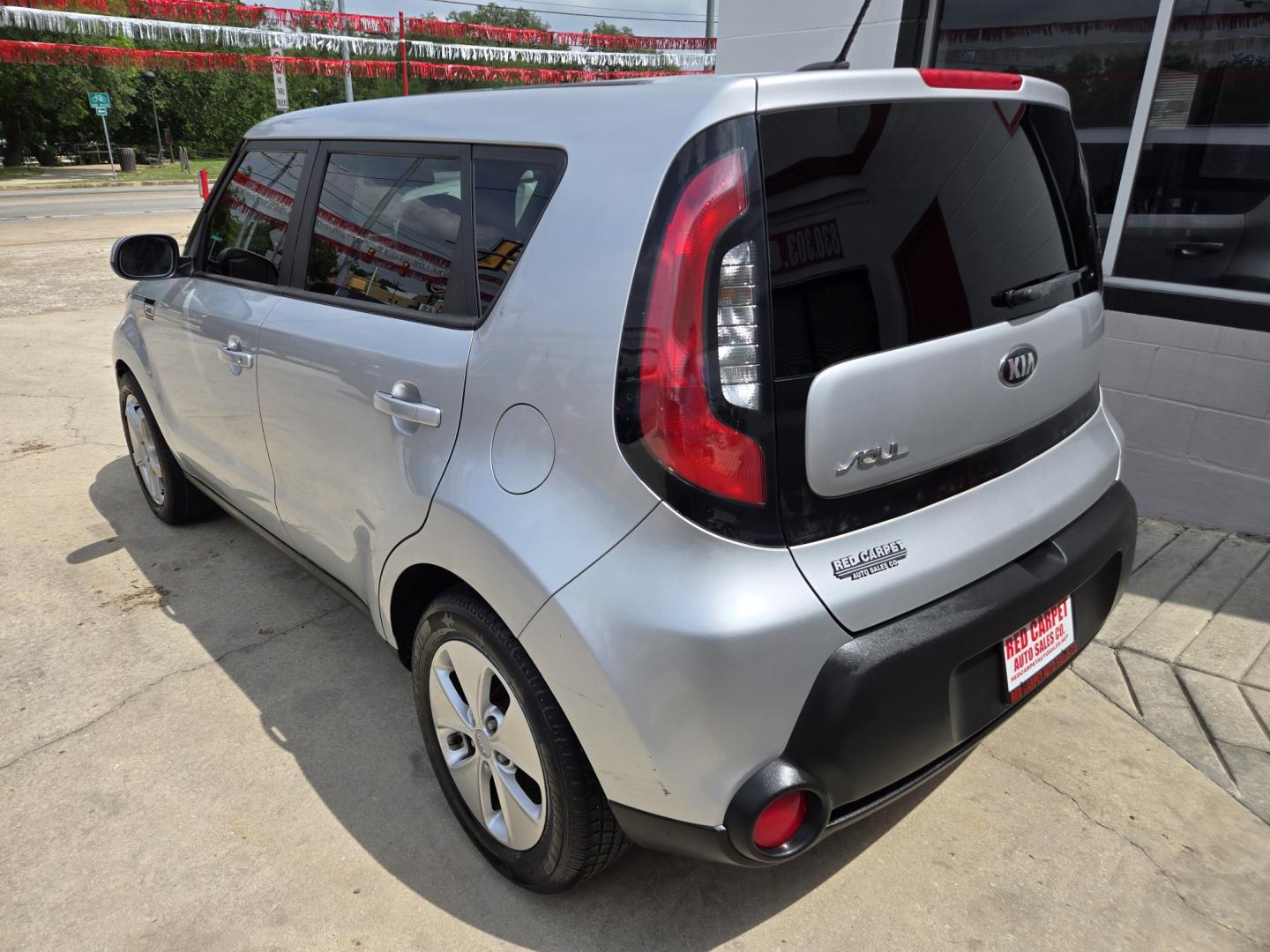 2015 SILVER /Gray Kia Soul Base (KNDJN2A28F7) with an 1.6L L4 DOHC 16V engine, Automatic transmission, located at 503 West Court, Seguin, TX, 78155, (830) 379-3373, 29.568621, -97.969803 - 2015 Kia Soul Base with a 1.6L L4 DOHC 16V, Automatic, Tilt, Cruise, AM/FM/AUX Stereo, Power Windows, Locks and Side Mirrors, Bluetooth, Tinted Windows, Alloy Wheels, Rear Wiper, Rear Defroster and more!! - Photo#3