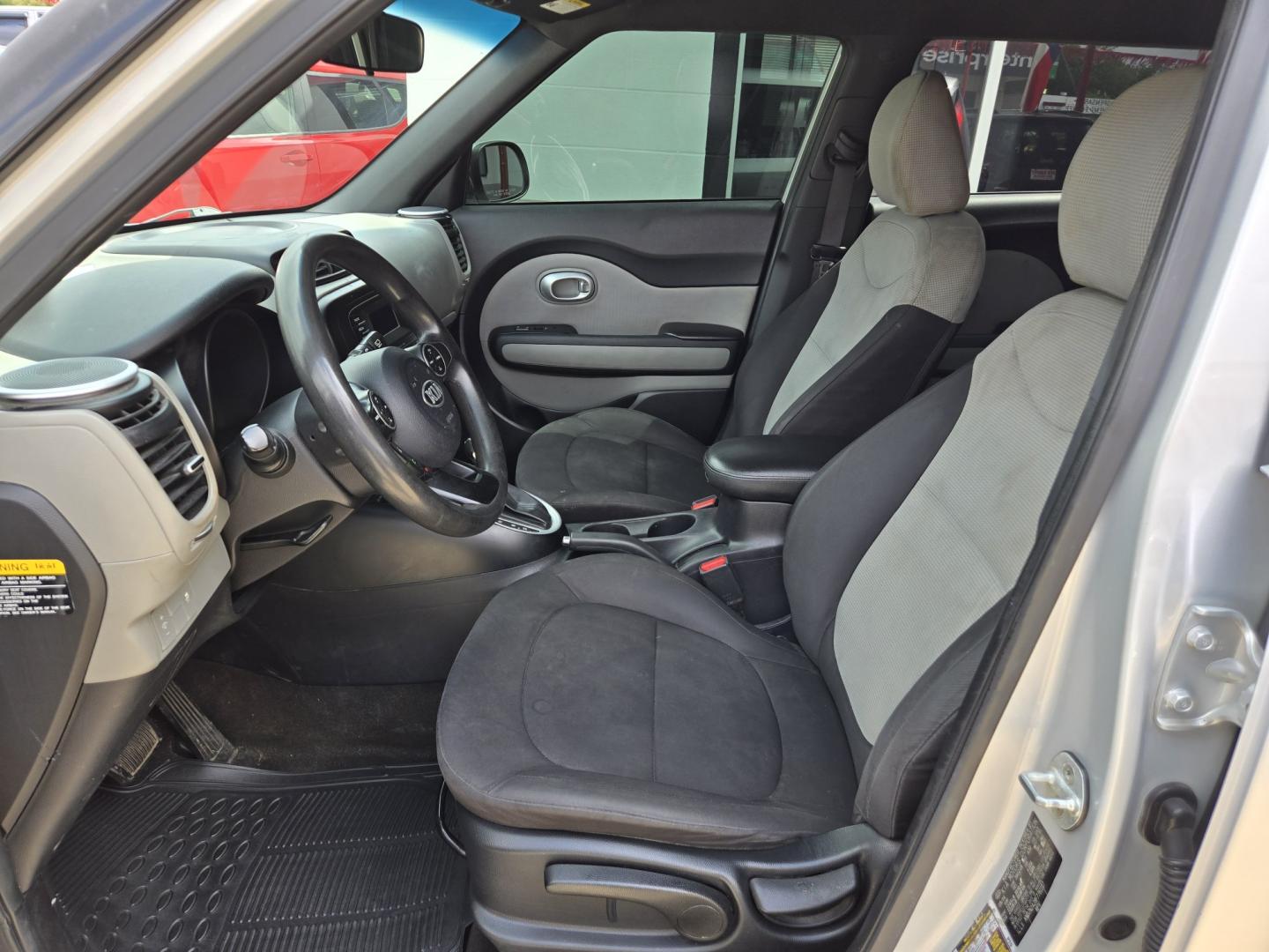 2015 SILVER /Gray Kia Soul Base (KNDJN2A28F7) with an 1.6L L4 DOHC 16V engine, Automatic transmission, located at 503 West Court, Seguin, TX, 78155, (830) 379-3373, 29.568621, -97.969803 - 2015 Kia Soul Base with a 1.6L L4 DOHC 16V, Automatic, Tilt, Cruise, AM/FM/AUX Stereo, Power Windows, Locks and Side Mirrors, Bluetooth, Tinted Windows, Alloy Wheels, Rear Wiper, Rear Defroster and more!! - Photo#4