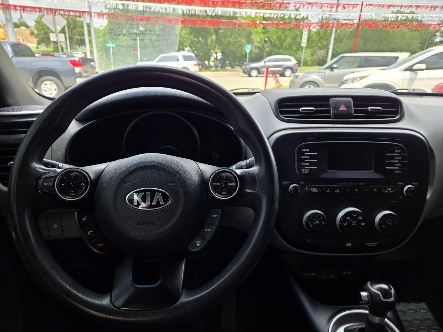2015 SILVER /Gray Kia Soul Base (KNDJN2A28F7) with an 1.6L L4 DOHC 16V engine, Automatic transmission, located at 503 West Court, Seguin, TX, 78155, (830) 379-3373, 29.568621, -97.969803 - 2015 Kia Soul Base with a 1.6L L4 DOHC 16V, Automatic, Tilt, Cruise, AM/FM/AUX Stereo, Power Windows, Locks and Side Mirrors, Bluetooth, Tinted Windows, Alloy Wheels, Rear Wiper, Rear Defroster and more!! - Photo#5
