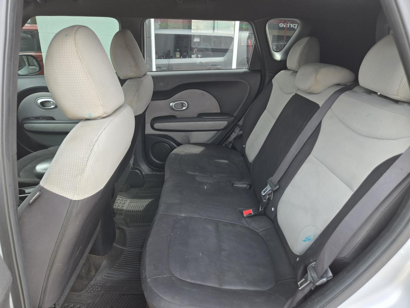 2015 SILVER /Gray Kia Soul Base (KNDJN2A28F7) with an 1.6L L4 DOHC 16V engine, Automatic transmission, located at 503 West Court, Seguin, TX, 78155, (830) 379-3373, 29.568621, -97.969803 - 2015 Kia Soul Base with a 1.6L L4 DOHC 16V, Automatic, Tilt, Cruise, AM/FM/AUX Stereo, Power Windows, Locks and Side Mirrors, Bluetooth, Tinted Windows, Alloy Wheels, Rear Wiper, Rear Defroster and more!! - Photo#6