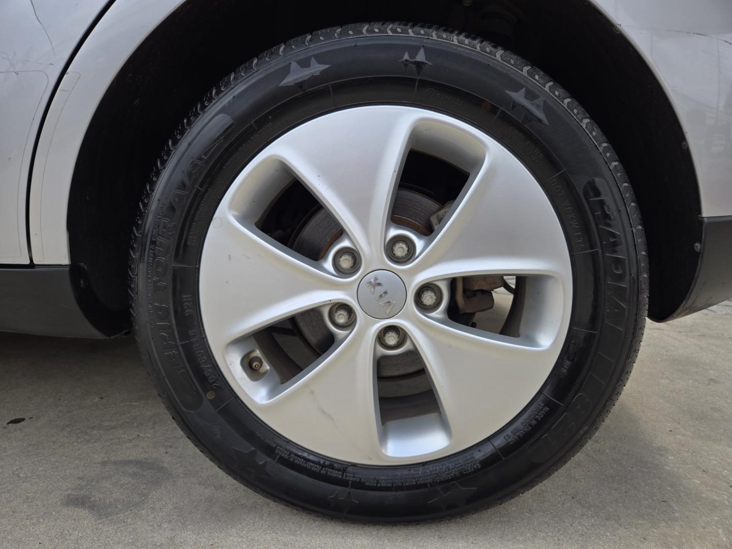 2015 SILVER /Gray Kia Soul Base (KNDJN2A28F7) with an 1.6L L4 DOHC 16V engine, Automatic transmission, located at 503 West Court, Seguin, TX, 78155, (830) 379-3373, 29.568621, -97.969803 - 2015 Kia Soul Base with a 1.6L L4 DOHC 16V, Automatic, Tilt, Cruise, AM/FM/AUX Stereo, Power Windows, Locks and Side Mirrors, Bluetooth, Tinted Windows, Alloy Wheels, Rear Wiper, Rear Defroster and more!! - Photo#8