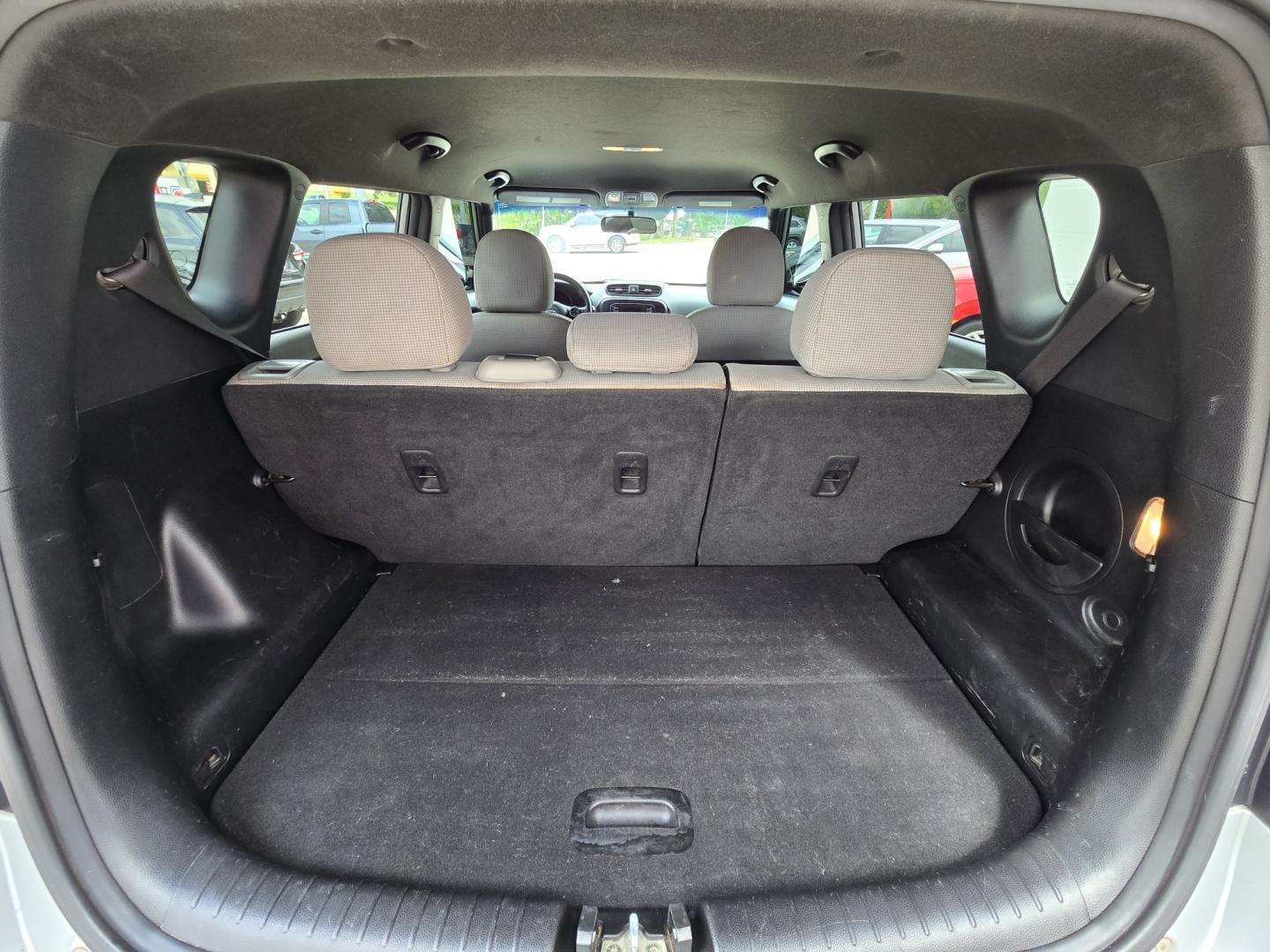 2015 SILVER /Gray Kia Soul Base (KNDJN2A28F7) with an 1.6L L4 DOHC 16V engine, Automatic transmission, located at 503 West Court, Seguin, TX, 78155, (830) 379-3373, 29.568621, -97.969803 - 2015 Kia Soul Base with a 1.6L L4 DOHC 16V, Automatic, Tilt, Cruise, AM/FM/AUX Stereo, Power Windows, Locks and Side Mirrors, Bluetooth, Tinted Windows, Alloy Wheels, Rear Wiper, Rear Defroster and more!! - Photo#7