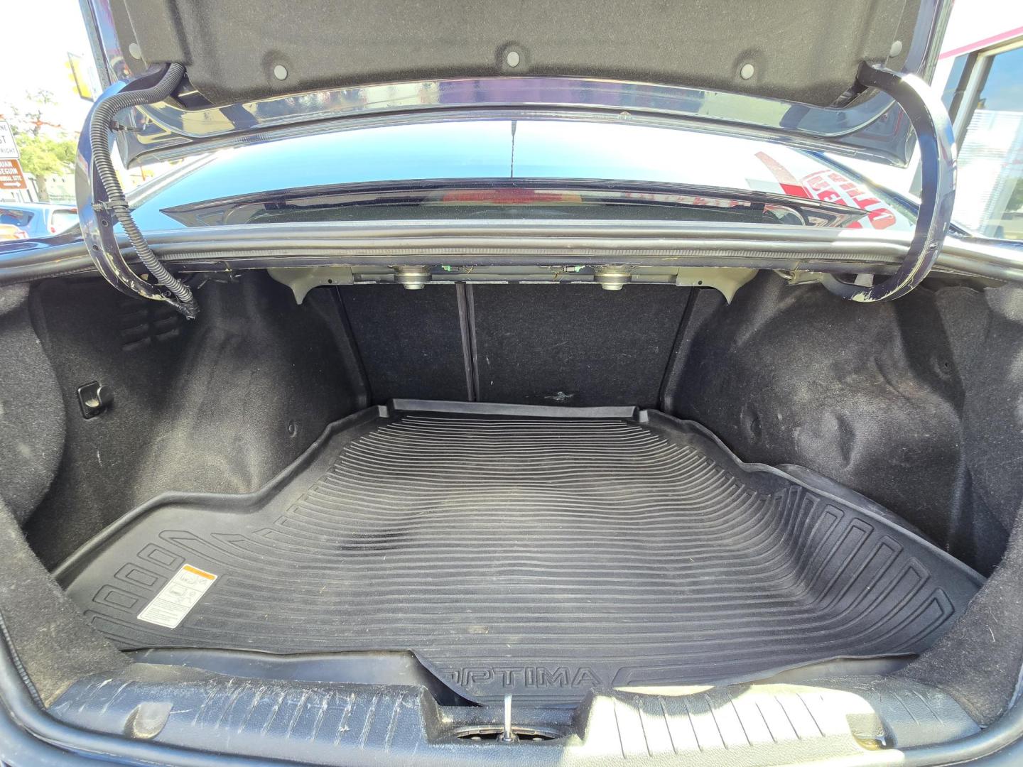 2014 Blue /Black Chevrolet Cruze 1LT Manual (1G1PD5SB9E7) with an 1.4L L4 DOHC 16V TURBO engine, 6-Speed Manual transmission, located at 503 West Court, Seguin, TX, 78155, (830) 379-3373, 29.568621, -97.969803 - *Cash Special* 2014 Chevrolet Cruze 1LT Manual with a 1.4L L4 DOHC 16V TURBO, Standard Transmission, Tilt, Cruise, AM/FM/CD Touchscreen Stereo, Power Windows, Locks, Seat and Side Mirrors, Bluetooth, Onstar Capability, Tinted Windows, Backup Camera, Alloy Wheels, Rear Defroster and more!! - Photo#6