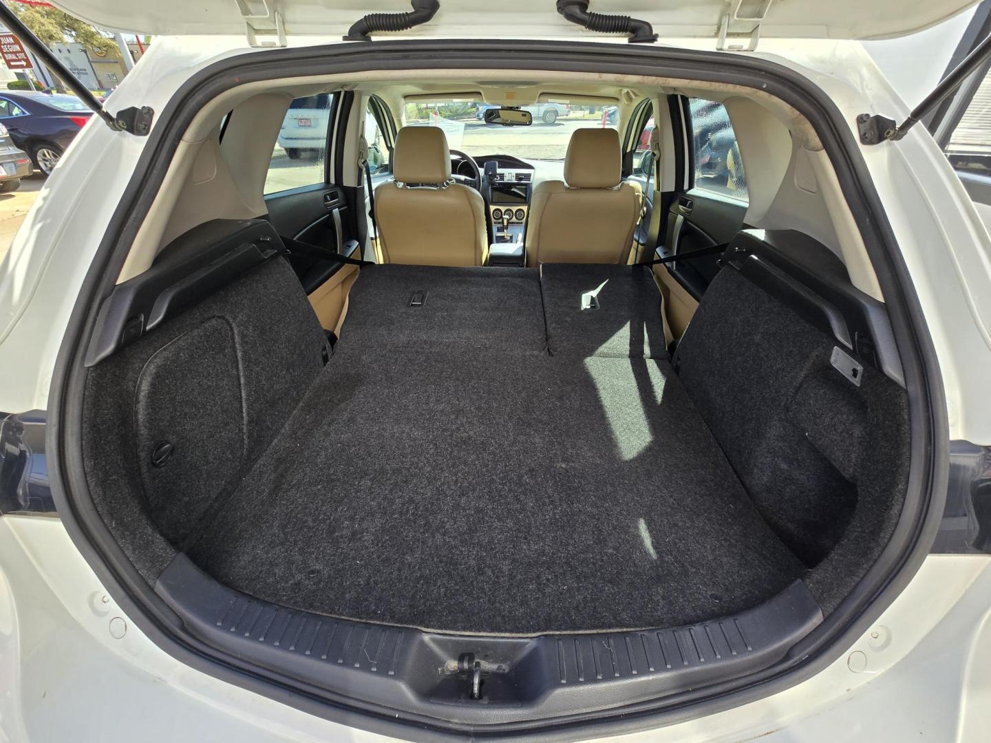 2011 WHITE /BEIGE Mazda MAZDA3 s Grand Touring 5-Door (JM1BL1M56B1) with an 2.5L L4 DOHC 16V engine, Automatic transmission, located at 503 West Court, Seguin, TX, 78155, (830) 379-3373, 29.568621, -97.969803 - Photo#8