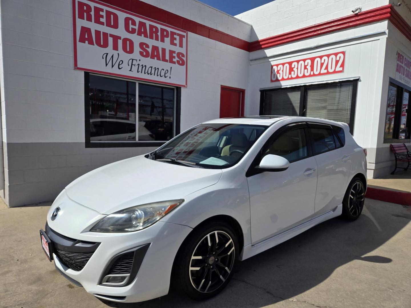 2011 WHITE /BEIGE Mazda MAZDA3 s Grand Touring 5-Door (JM1BL1M56B1) with an 2.5L L4 DOHC 16V engine, Automatic transmission, located at 503 West Court, Seguin, TX, 78155, (830) 379-3373, 29.568621, -97.969803 - Photo#0