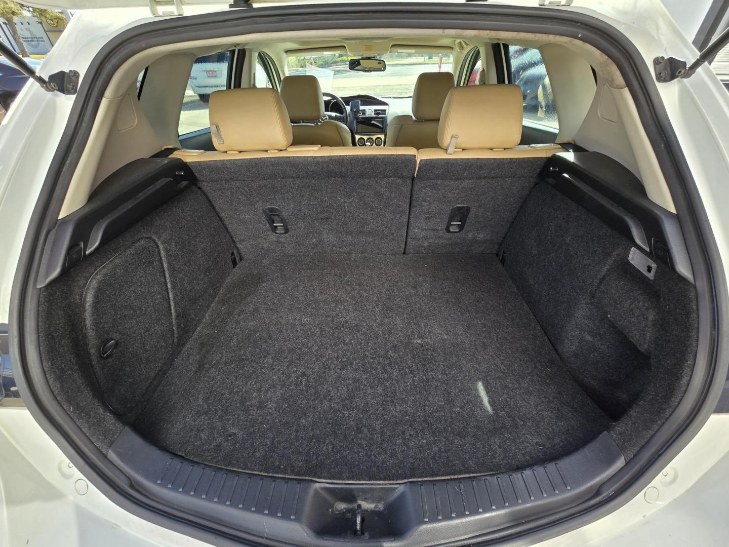 2011 WHITE /BEIGE Mazda MAZDA3 s Grand Touring 5-Door (JM1BL1M56B1) with an 2.5L L4 DOHC 16V engine, Automatic transmission, located at 503 West Court, Seguin, TX, 78155, (830) 379-3373, 29.568621, -97.969803 - Photo#7