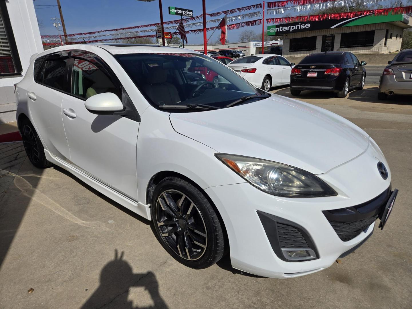 2011 WHITE /BEIGE Mazda MAZDA3 s Grand Touring 5-Door (JM1BL1M56B1) with an 2.5L L4 DOHC 16V engine, Automatic transmission, located at 503 West Court, Seguin, TX, 78155, (830) 379-3373, 29.568621, -97.969803 - Photo#1