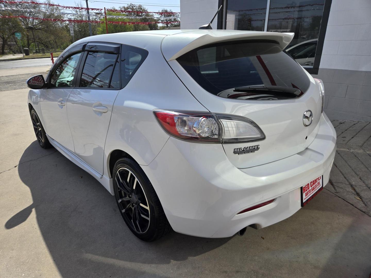 2011 WHITE /BEIGE Mazda MAZDA3 s Grand Touring 5-Door (JM1BL1M56B1) with an 2.5L L4 DOHC 16V engine, Automatic transmission, located at 503 West Court, Seguin, TX, 78155, (830) 379-3373, 29.568621, -97.969803 - Photo#3