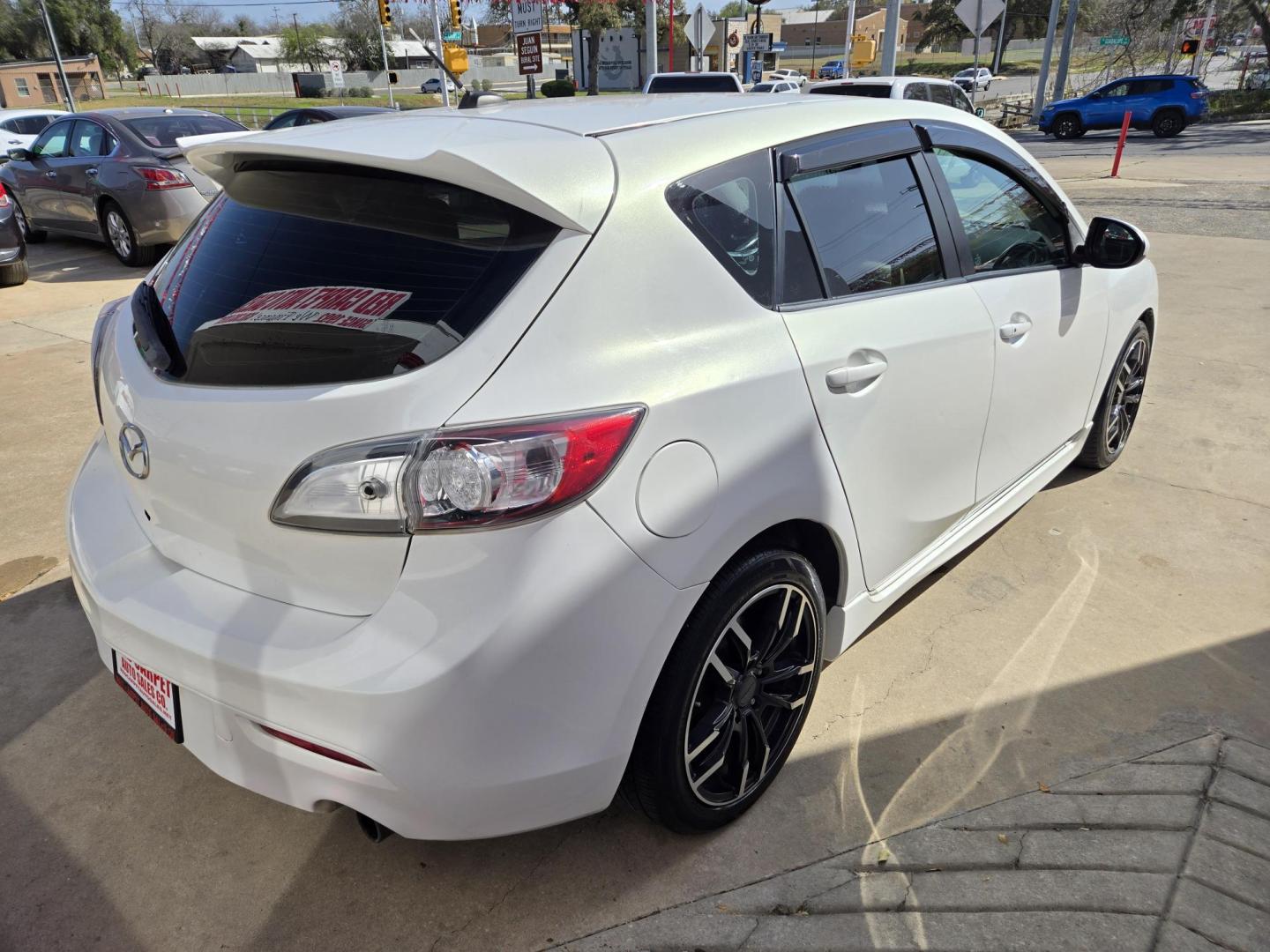 2011 WHITE /BEIGE Mazda MAZDA3 s Grand Touring 5-Door (JM1BL1M56B1) with an 2.5L L4 DOHC 16V engine, Automatic transmission, located at 503 West Court, Seguin, TX, 78155, (830) 379-3373, 29.568621, -97.969803 - Photo#2