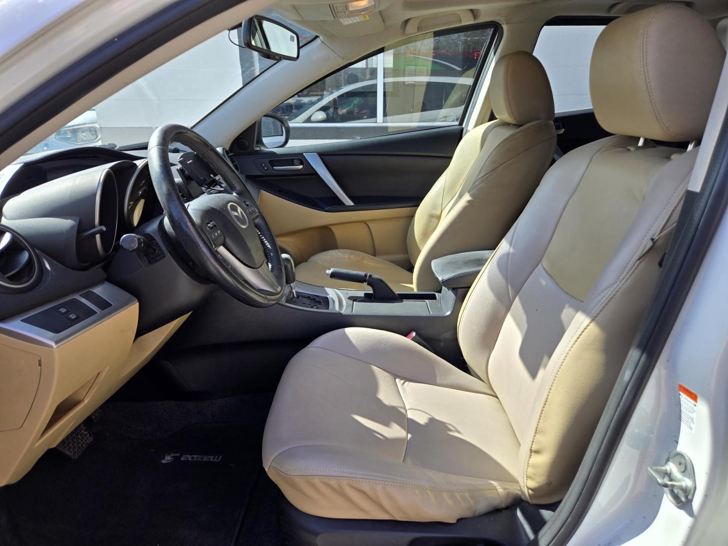 2011 WHITE /BEIGE Mazda MAZDA3 s Grand Touring 5-Door (JM1BL1M56B1) with an 2.5L L4 DOHC 16V engine, Automatic transmission, located at 503 West Court, Seguin, TX, 78155, (830) 379-3373, 29.568621, -97.969803 - Photo#4