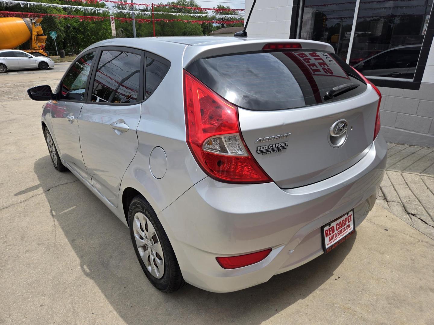 2015 SILVER Hyundai Accent GS 5-Door 6A (KMHCT5AE0FU) with an 1.6L L4 DOHC 16V engine, 6-Speed Automatic transmission, located at 503 West Court, Seguin, TX, 78155, (830) 379-3373, 29.568621, -97.969803 - 2015 Hyundai Accent GS 5-Door 6A with a 1.6L L4 DOHC 16V, Automatic, Tilt, Cruise, AM/FM/CD/AUX Stereo, Power Windows, Locks and Side Mirrors, Tinted Windows, Rear Wiper, Rear Defroster and more!! - Photo#3
