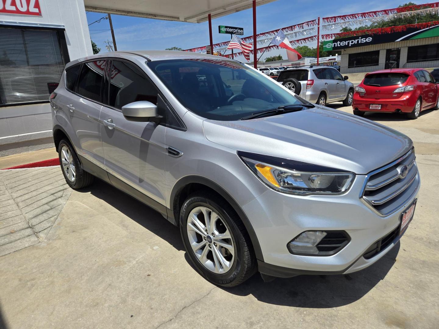 2017 SILVER Ford Escape SE FWD (1FMCU0GD4HU) with an 1.5L L4 DOHC 16V engine, 6A transmission, located at 503 West Court, Seguin, TX, 78155, (830) 379-3373, 29.568621, -97.969803 - Photo#1