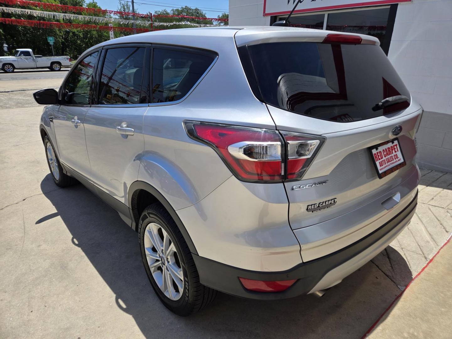 2017 SILVER Ford Escape SE FWD (1FMCU0GD4HU) with an 1.5L L4 DOHC 16V engine, 6A transmission, located at 503 West Court, Seguin, TX, 78155, (830) 379-3373, 29.568621, -97.969803 - Photo#3