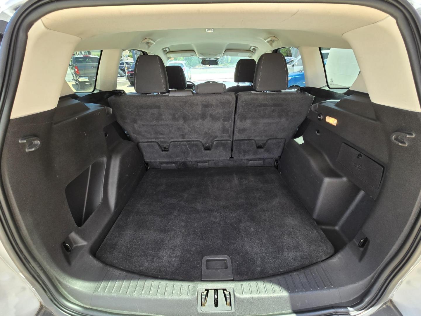 2017 SILVER Ford Escape SE FWD (1FMCU0GD4HU) with an 1.5L L4 DOHC 16V engine, 6A transmission, located at 503 West Court, Seguin, TX, 78155, (830) 379-3373, 29.568621, -97.969803 - Photo#7