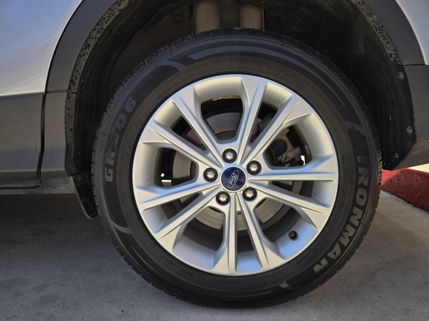 2017 SILVER Ford Escape SE FWD (1FMCU0GD4HU) with an 1.5L L4 DOHC 16V engine, 6A transmission, located at 503 West Court, Seguin, TX, 78155, (830) 379-3373, 29.568621, -97.969803 - Photo#8