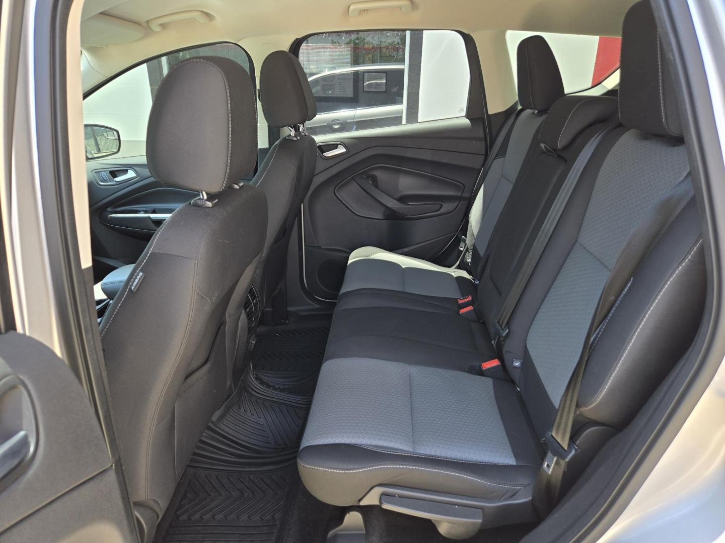 2017 SILVER Ford Escape SE FWD (1FMCU0GD4HU) with an 1.5L L4 DOHC 16V engine, 6A transmission, located at 503 West Court, Seguin, TX, 78155, (830) 379-3373, 29.568621, -97.969803 - Photo#6