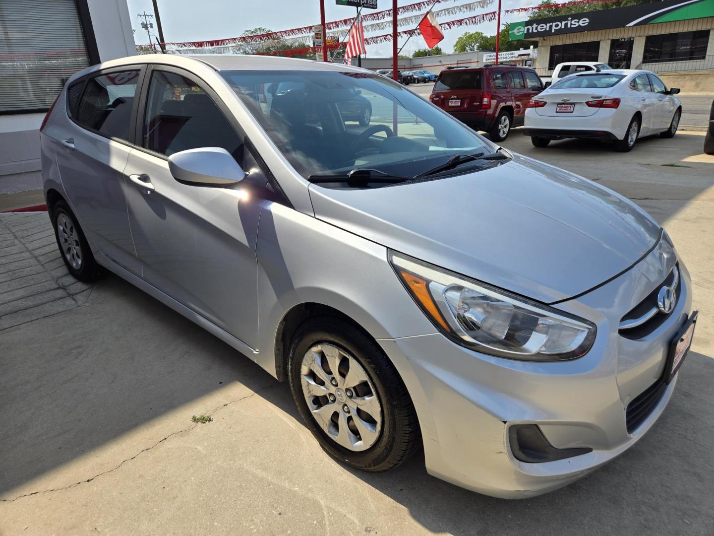 2017 SILVER Hyundai Accent SE 5-Door 6A (KMHCT5AE6HU) with an 1.6L L4 DOHC 16V engine, 6A transmission, located at 503 West Court, Seguin, TX, 78155, (830) 379-3373, 29.568621, -97.969803 - 2017 Hyundai Accent SE 5-Door with a 1.6L L4 DOHC 16V, Automatic, Tilt, Cruise, AM/FM/CD/AUX Stereo, Power Windows, Locks and Side Mirrors, Rear Wiper, Rear Defroster and more!! - Photo#1