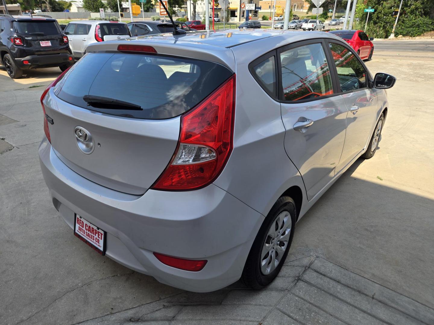 2017 SILVER Hyundai Accent SE 5-Door 6A (KMHCT5AE6HU) with an 1.6L L4 DOHC 16V engine, 6A transmission, located at 503 West Court, Seguin, TX, 78155, (830) 379-3373, 29.568621, -97.969803 - 2017 Hyundai Accent SE 5-Door with a 1.6L L4 DOHC 16V, Automatic, Tilt, Cruise, AM/FM/CD/AUX Stereo, Power Windows, Locks and Side Mirrors, Rear Wiper, Rear Defroster and more!! - Photo#2