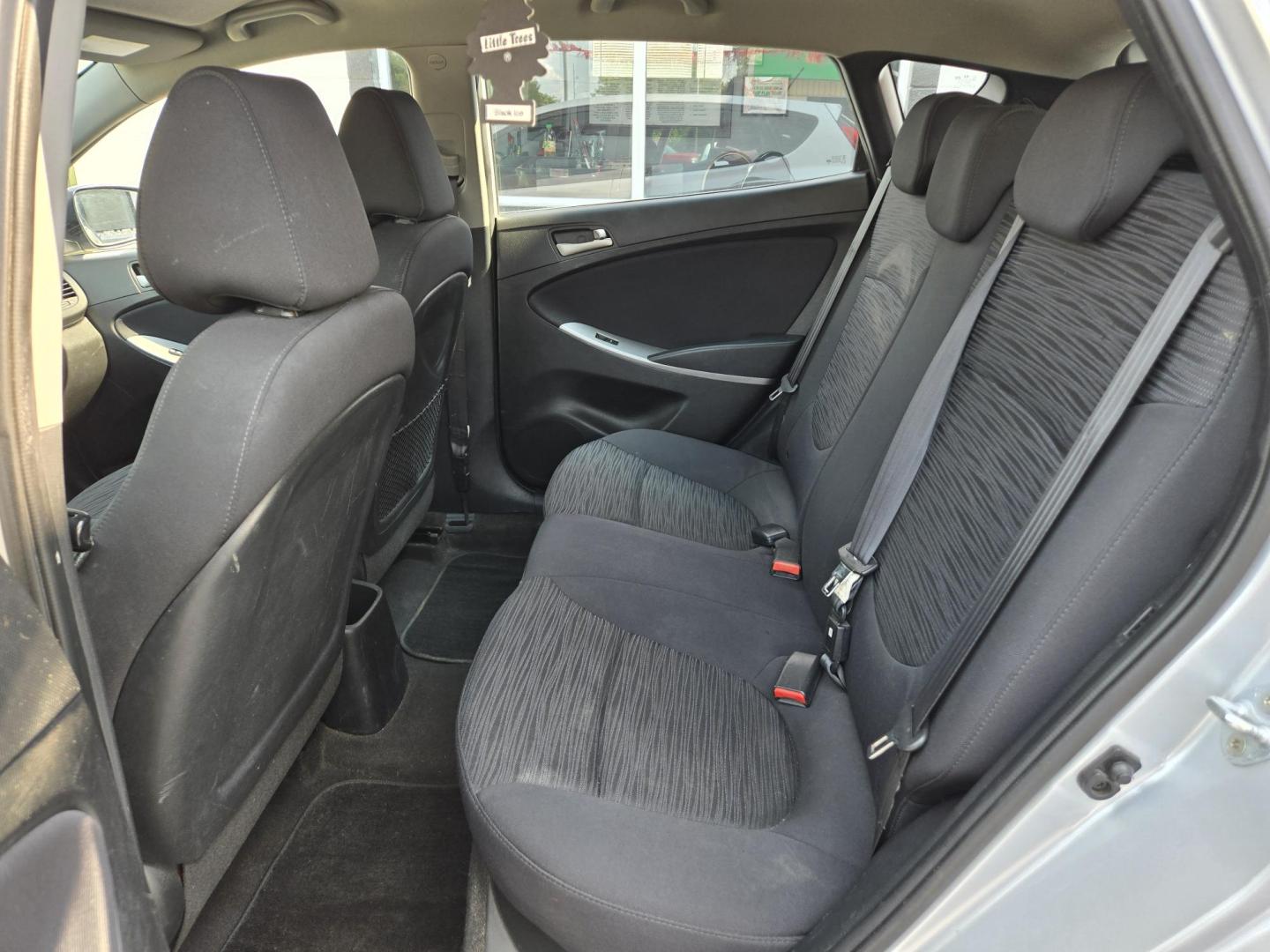 2017 SILVER Hyundai Accent SE 5-Door 6A (KMHCT5AE6HU) with an 1.6L L4 DOHC 16V engine, 6A transmission, located at 503 West Court, Seguin, TX, 78155, (830) 379-3373, 29.568621, -97.969803 - 2017 Hyundai Accent SE 5-Door with a 1.6L L4 DOHC 16V, Automatic, Tilt, Cruise, AM/FM/CD/AUX Stereo, Power Windows, Locks and Side Mirrors, Rear Wiper, Rear Defroster and more!! - Photo#6
