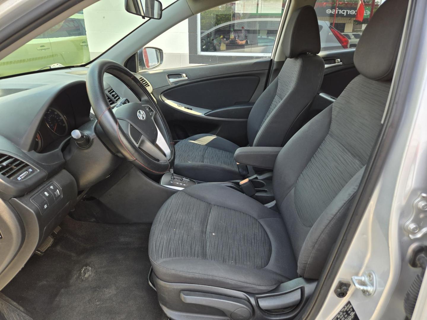 2017 SILVER Hyundai Accent SE 5-Door 6A (KMHCT5AE6HU) with an 1.6L L4 DOHC 16V engine, 6A transmission, located at 503 West Court, Seguin, TX, 78155, (830) 379-3373, 29.568621, -97.969803 - 2017 Hyundai Accent SE 5-Door with a 1.6L L4 DOHC 16V, Automatic, Tilt, Cruise, AM/FM/CD/AUX Stereo, Power Windows, Locks and Side Mirrors, Rear Wiper, Rear Defroster and more!! - Photo#4