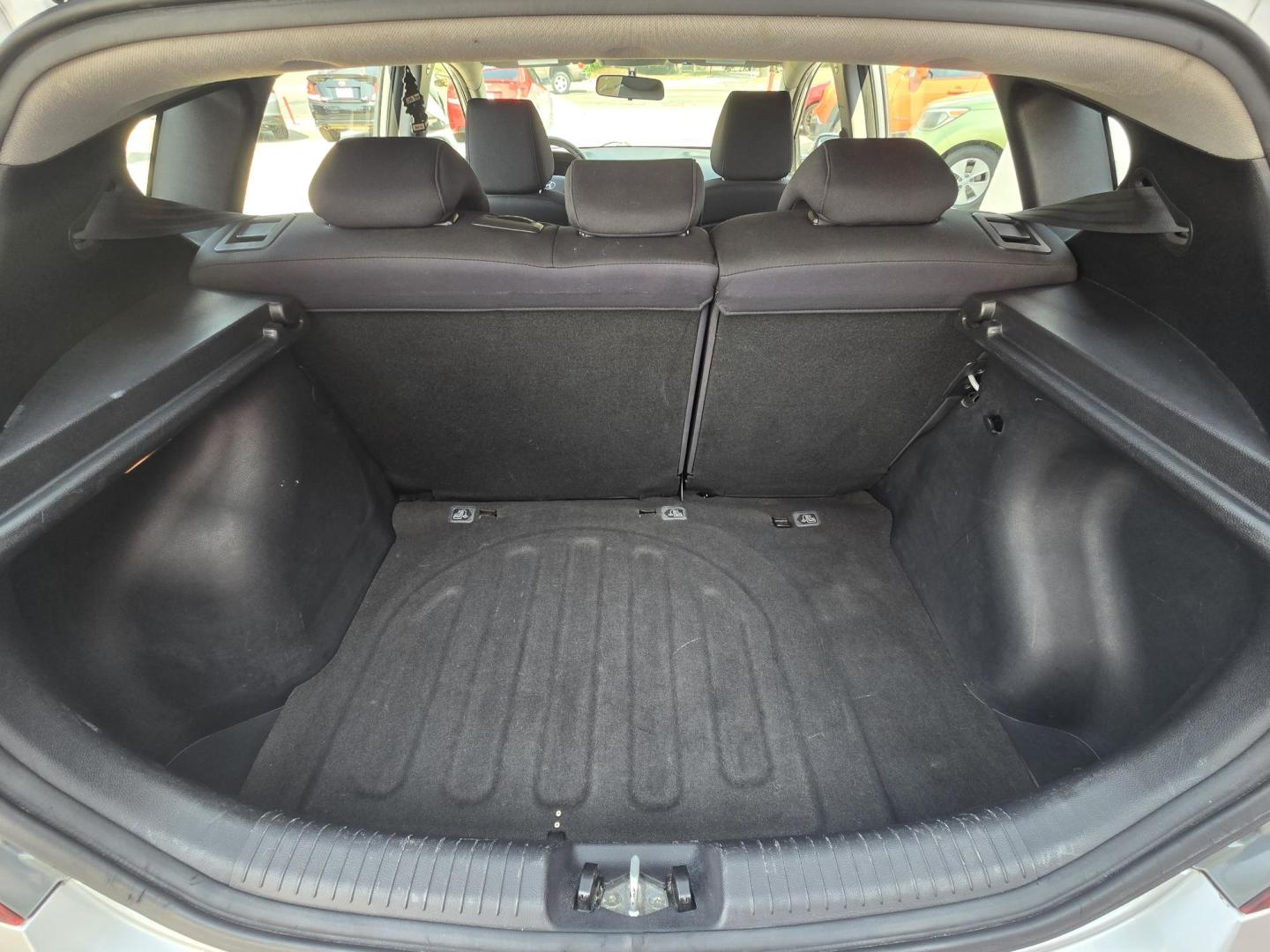 2017 SILVER Hyundai Accent SE 5-Door 6A (KMHCT5AE6HU) with an 1.6L L4 DOHC 16V engine, 6A transmission, located at 503 West Court, Seguin, TX, 78155, (830) 379-3373, 29.568621, -97.969803 - 2017 Hyundai Accent SE 5-Door with a 1.6L L4 DOHC 16V, Automatic, Tilt, Cruise, AM/FM/CD/AUX Stereo, Power Windows, Locks and Side Mirrors, Rear Wiper, Rear Defroster and more!! - Photo#7
