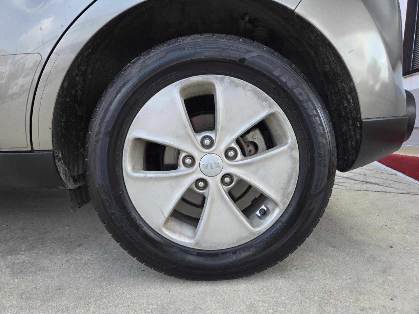 2016 GRAY Kia Soul (KNDJN2A28G7) with an 1.6L I4 F DOHC 16V engine, Automatic transmission, located at 503 West Court, Seguin, TX, 78155, (830) 379-3373, 29.568621, -97.969803 - 2016 Kia Soul Base with a 1.6L I4 F DOHC 16V, Automatic, Tilt, Cruise, AM/FM/AUX Stereo, Power Windows, Locks and Side Mirrors, Bluetooth, Tinted Windows, Alloy Wheels, Rear Wiper, Rear Defroster and more!! - Photo#8