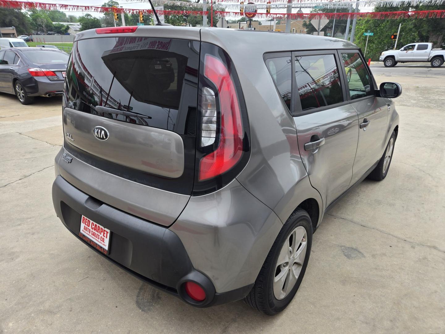 2016 GRAY Kia Soul (KNDJN2A28G7) with an 1.6L I4 F DOHC 16V engine, Automatic transmission, located at 503 West Court, Seguin, TX, 78155, (830) 379-3373, 29.568621, -97.969803 - 2016 Kia Soul Base with a 1.6L I4 F DOHC 16V, Automatic, Tilt, Cruise, AM/FM/AUX Stereo, Power Windows, Locks and Side Mirrors, Bluetooth, Tinted Windows, Alloy Wheels, Rear Wiper, Rear Defroster and more!! - Photo#2