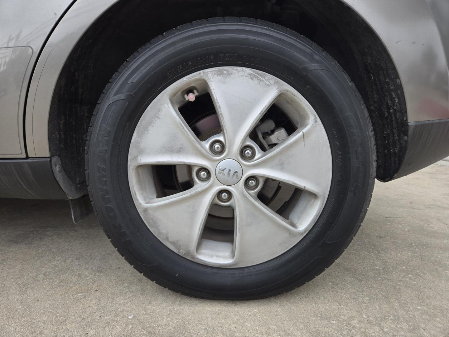 2016 GRAY Kia Soul (KNDJN2A28G7) with an 1.6L I4 F DOHC 16V engine, Automatic transmission, located at 503 West Court, Seguin, TX, 78155, (830) 379-3373, 29.568621, -97.969803 - 2016 Kia Soul Base with a 1.6L I4 F DOHC 16V, Automatic, Tilt, Cruise, AM/FM/AUX Stereo, Power Windows, Locks and Side Mirrors, Bluetooth, Tinted Windows, Alloy Wheels, Rear Wiper, Rear Defroster and more!! - Photo#8
