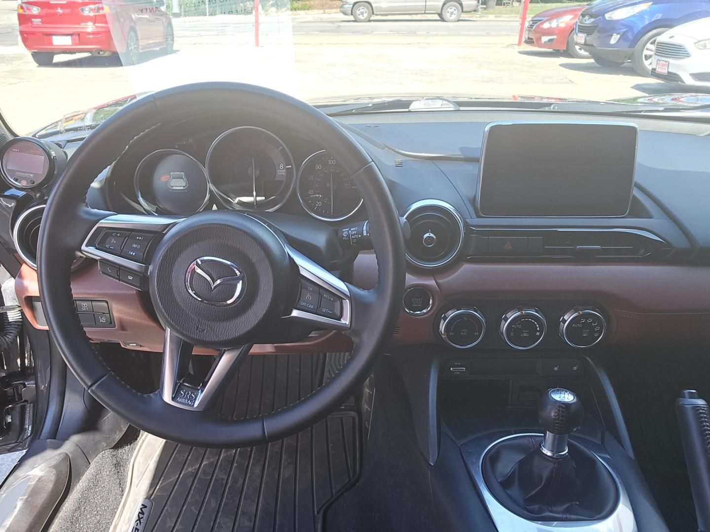 2017 Mazda MX-5 Miata RF Grand Touring 6MT (JM1NDAM75H0) with an 2.0L L4 DOHC 16V engine, 6M transmission, located at 503 West Court, Seguin, TX, 78155, (830) 379-3373, 29.568621, -97.969803 - Photo#5