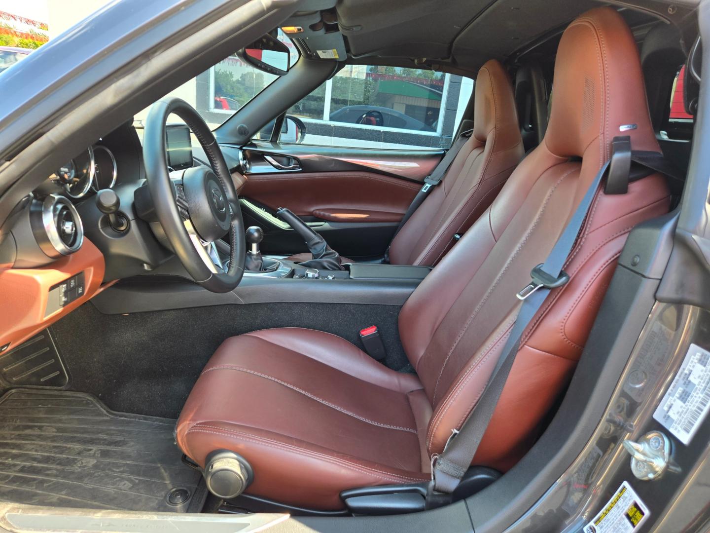 2017 Mazda MX-5 Miata RF Grand Touring 6MT (JM1NDAM75H0) with an 2.0L L4 DOHC 16V engine, 6M transmission, located at 503 West Court, Seguin, TX, 78155, (830) 379-3373, 29.568621, -97.969803 - Photo#4