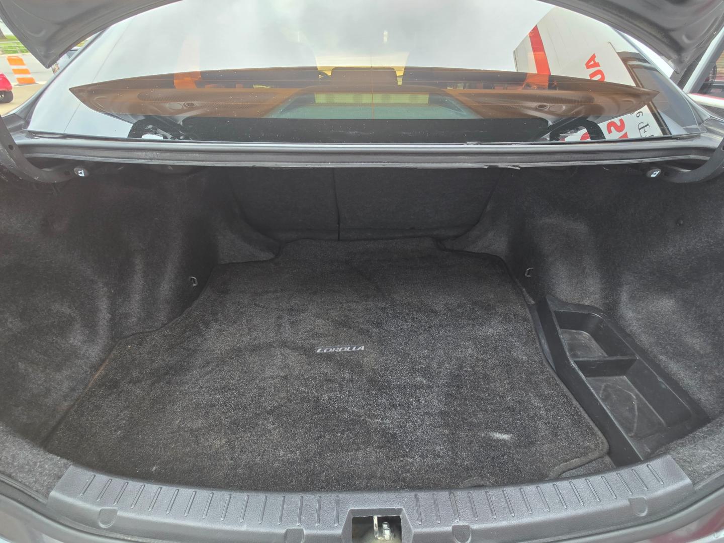 2009 GRAY Toyota Corolla Base 4-Speed AT (1NXBU40E79Z) with an 1.8L L4 DOHC 16V engine, 4-Speed Automatic Overdrive transmission, located at 503 West Court, Seguin, TX, 78155, (830) 379-3373, 29.568621, -97.969803 - 2009 Toyota Corolla S with a 1.8L L4 DOHC 16V, Automatic, Tilt, Cruise, AM/FM/CD/AUX Stereo, Power Windows, Locks and Side Mirrors, Tinted Windows, Alloy Wheels, Rear Defroster and more!! - Photo#7